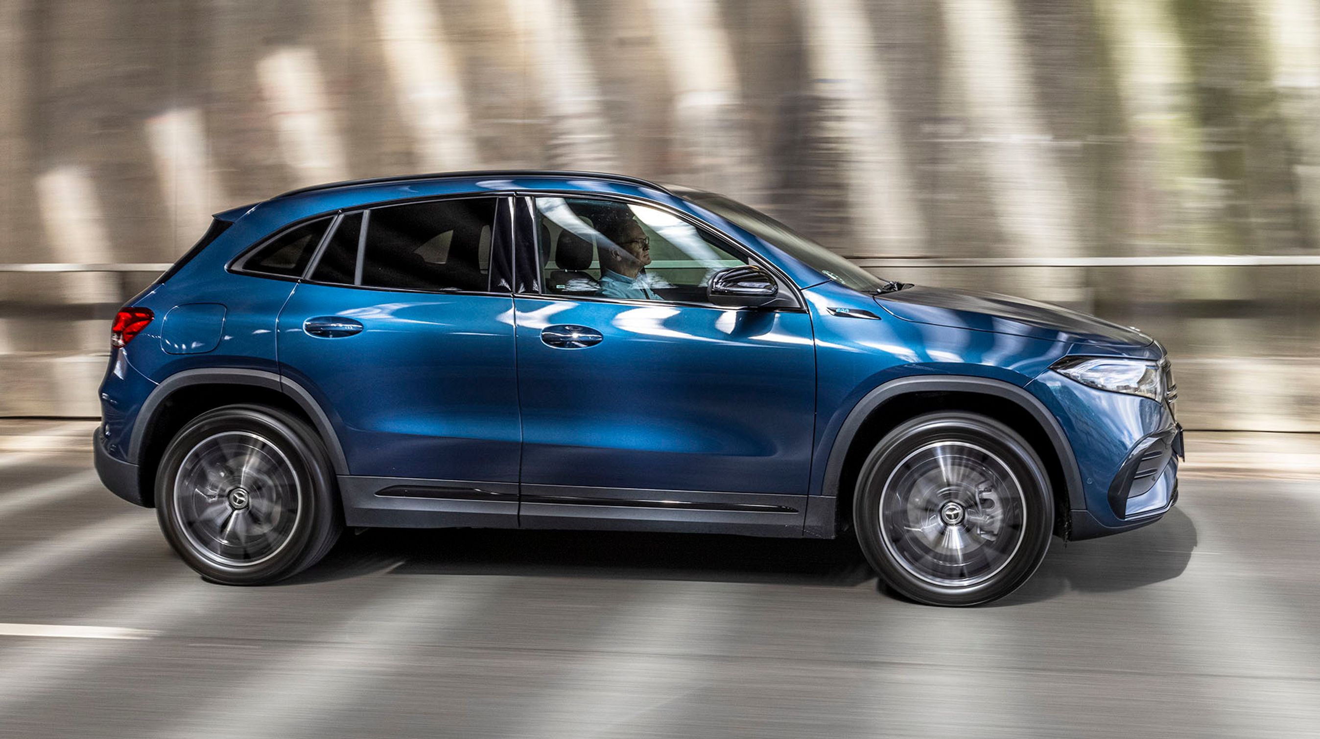 Der er SUV-linjer over bilens form, og der er også plastkanter langs hjulkasserne. Bilen er femdørs, og der er plads til fem personer.