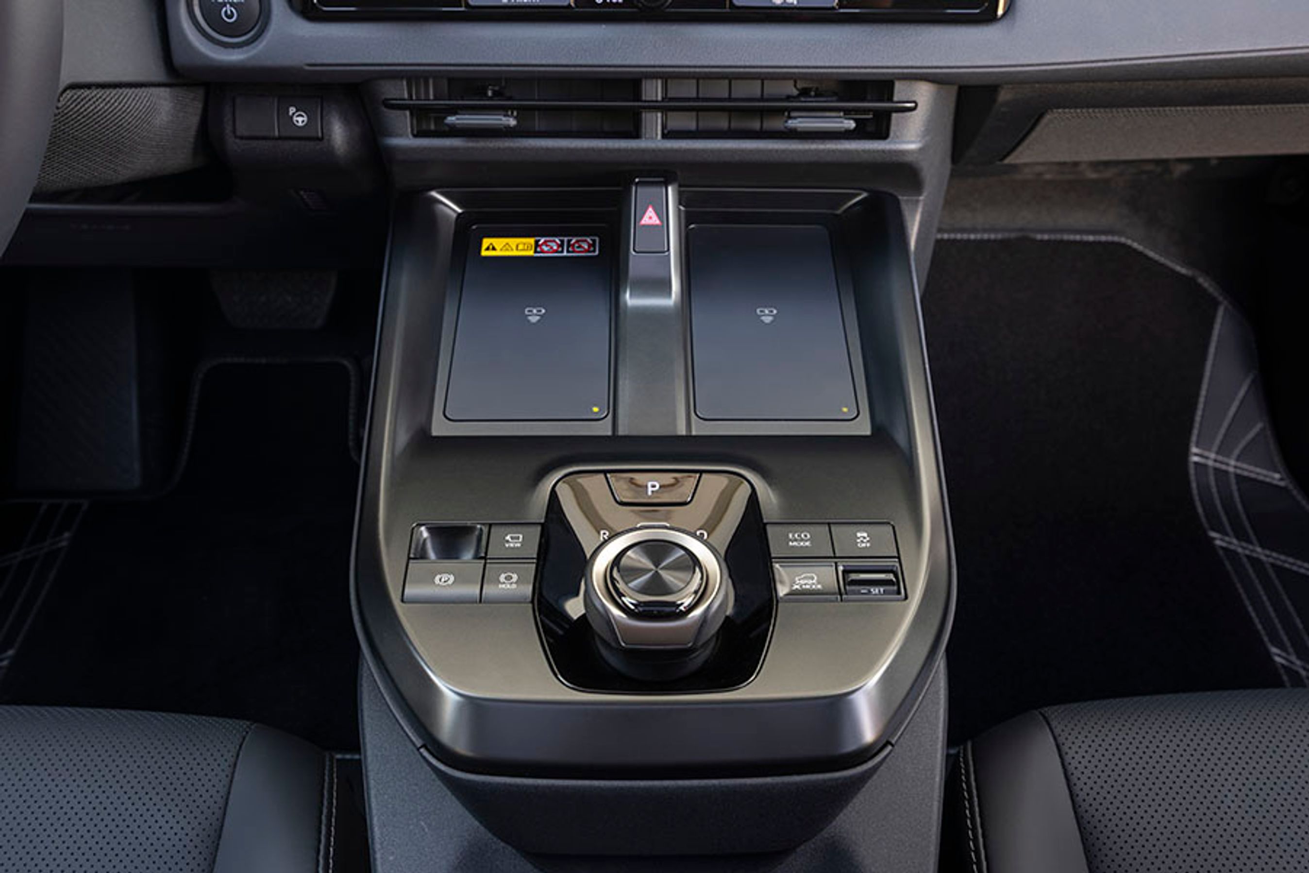 Midterkonsollen er omgrupperet, så der nu er plads til to mobiltelefoner, der kan oplades samtidigt trådløst. 