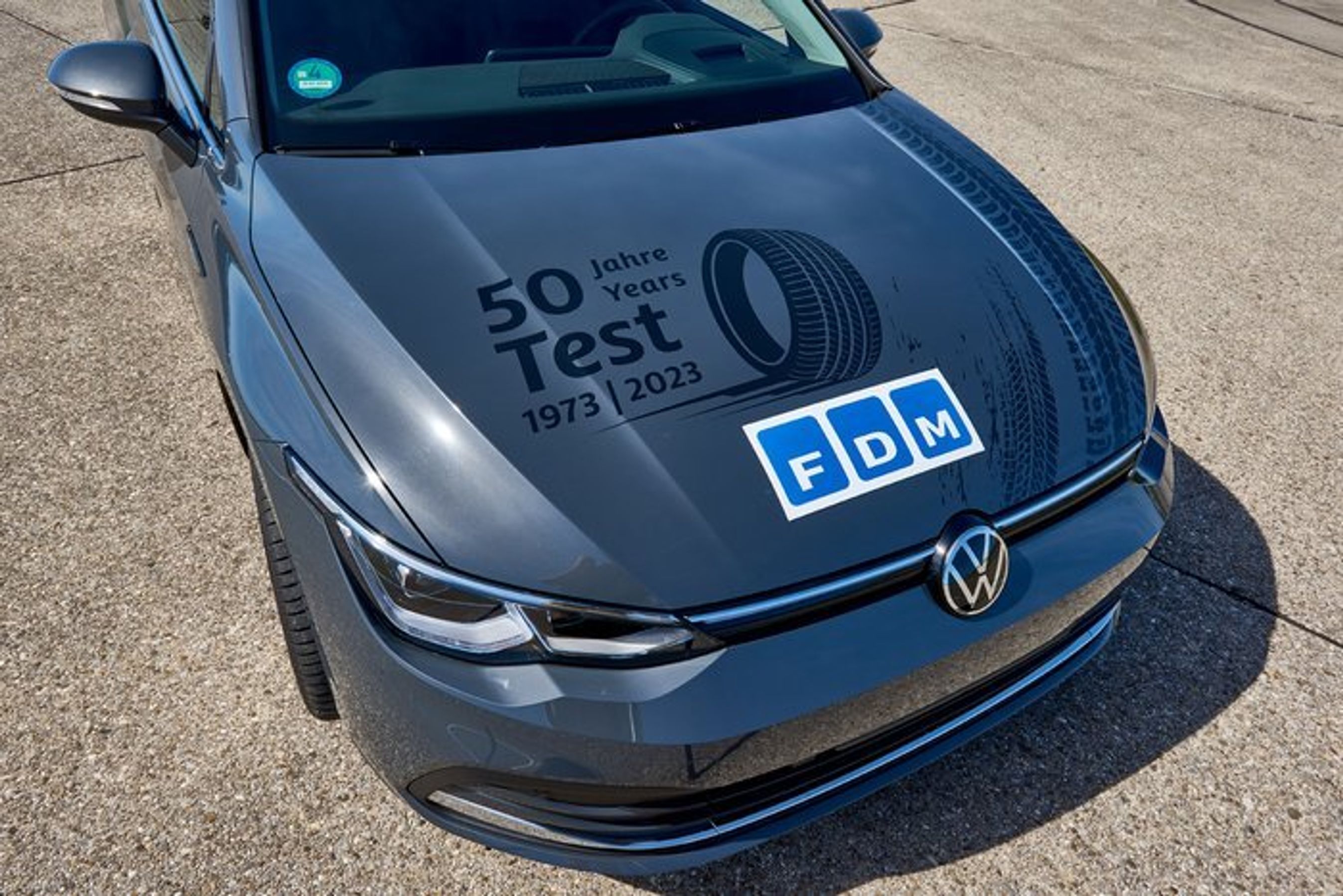 Bil med dæktestlogo