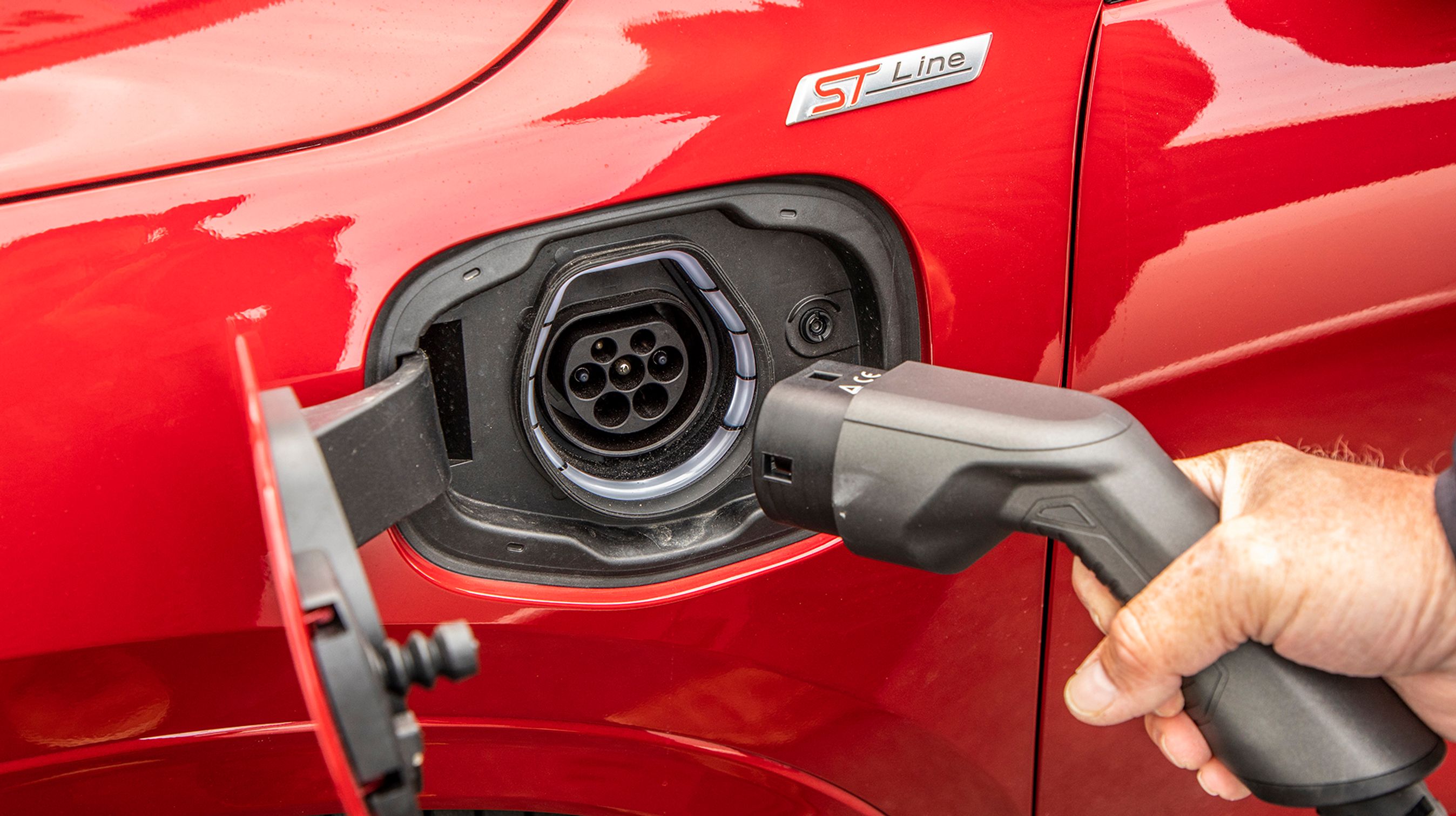 Man kan oplade Ford Kuga via et stik foran førerdøren. Bilen oplades kun med én fase (3,7 kW), og det tager dermed små fire timer at lade bilen helt op fra en ladeboks.