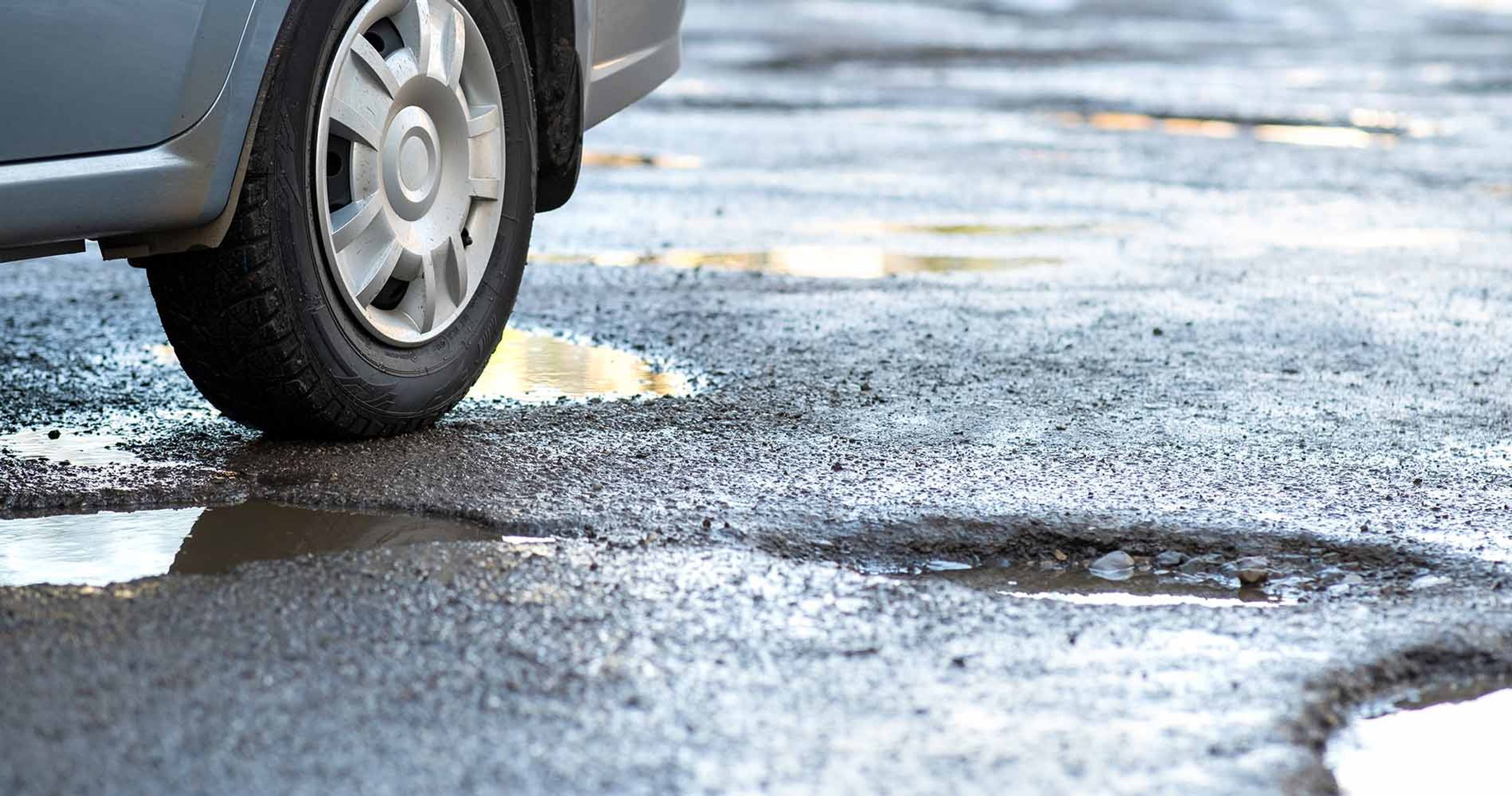 Bilhjul på vej med flere huller i