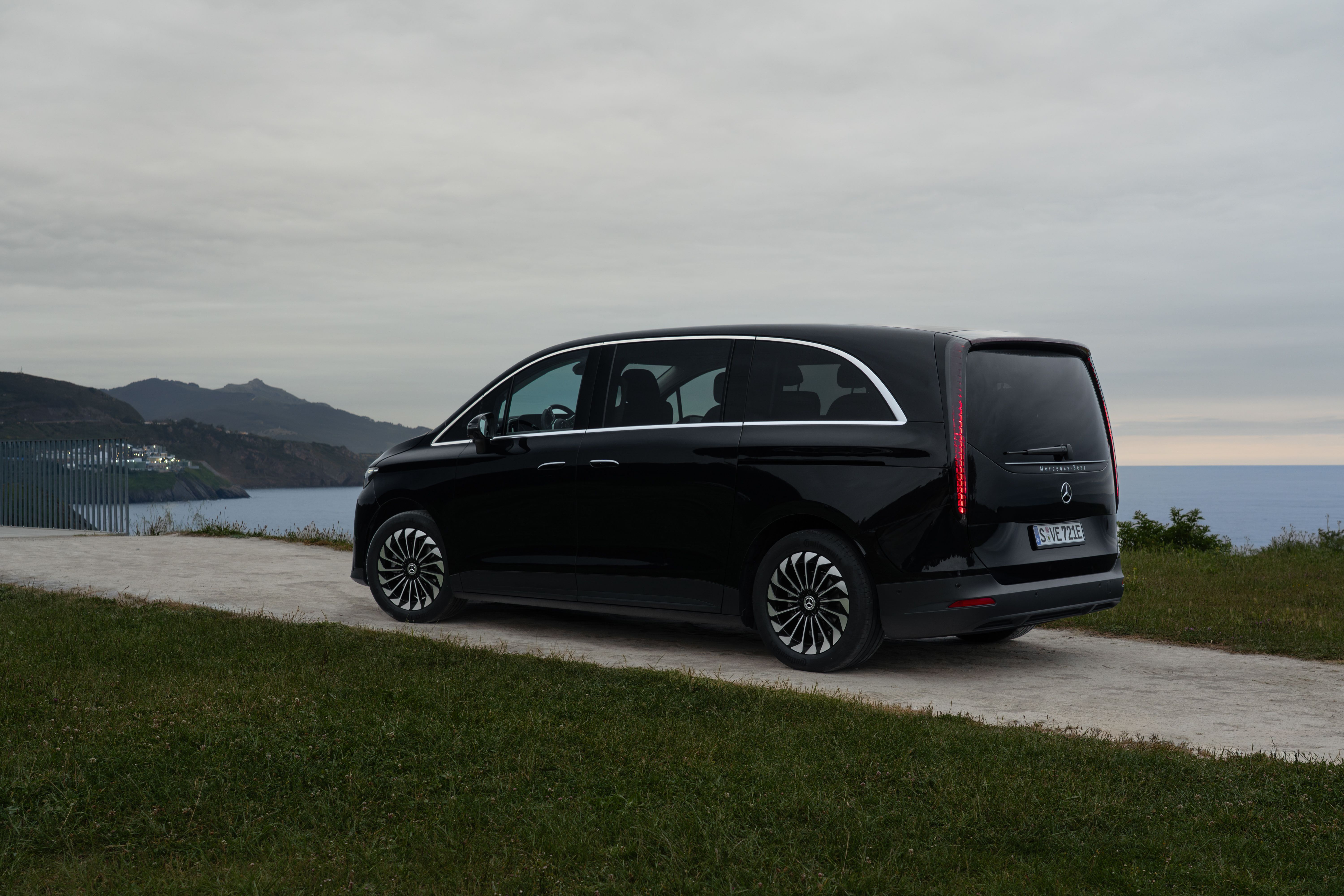 Mercedes-Benz VLE set skråt bagfra, mens den holder parkeret med havet i baggrunden