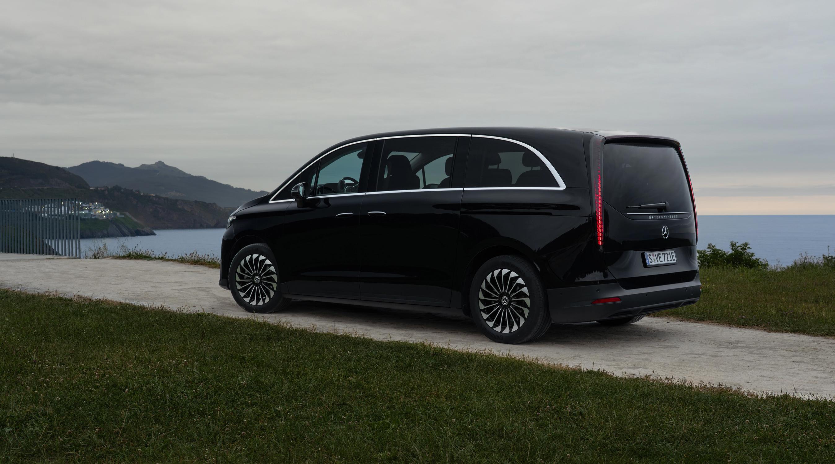 Mercedes-Benz VLE set skråt bagfra, mens den holder parkeret med havet i baggrunden
