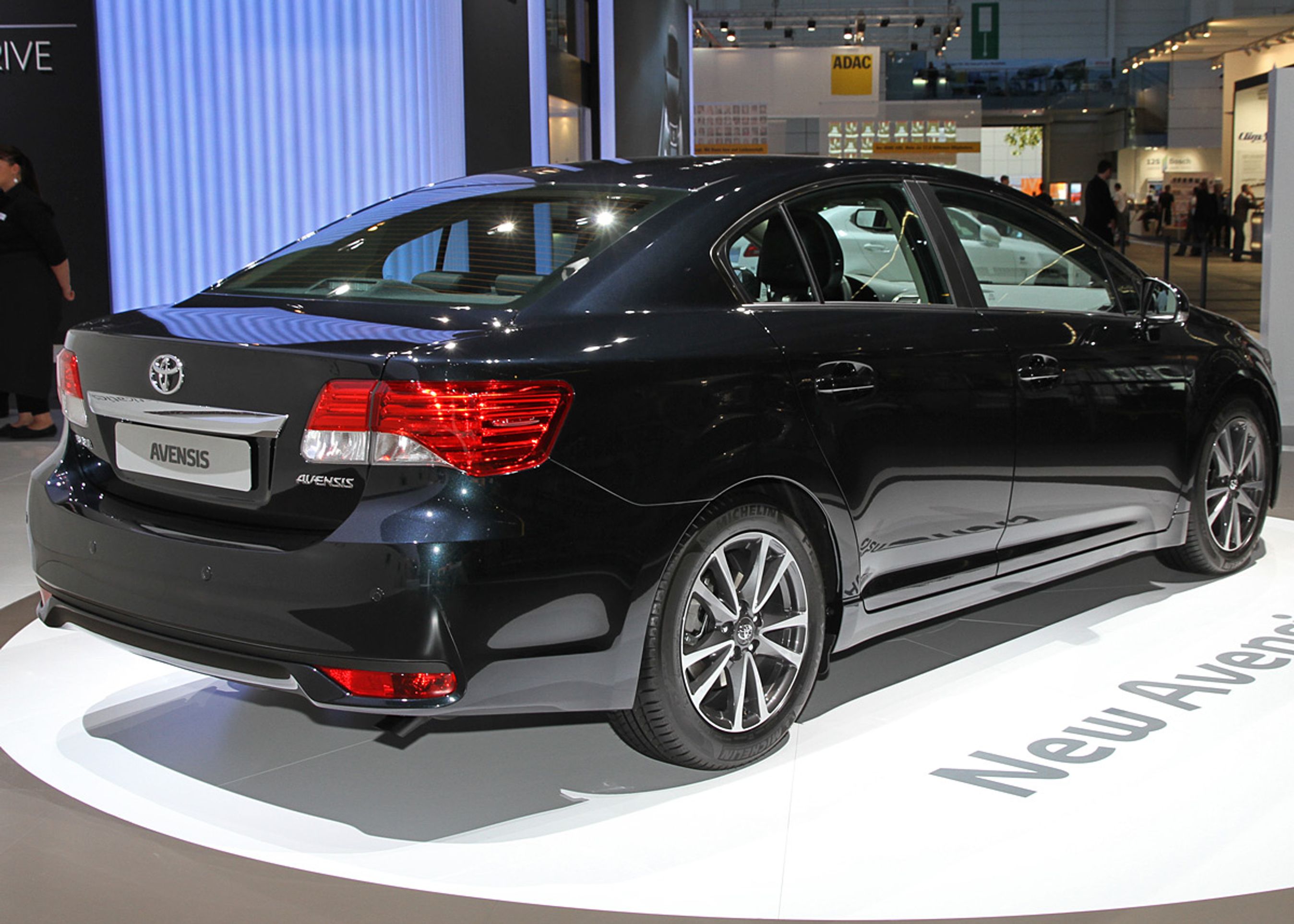 Særligt sedanen fremtræder helt forvandet, når man ser den bagfra.