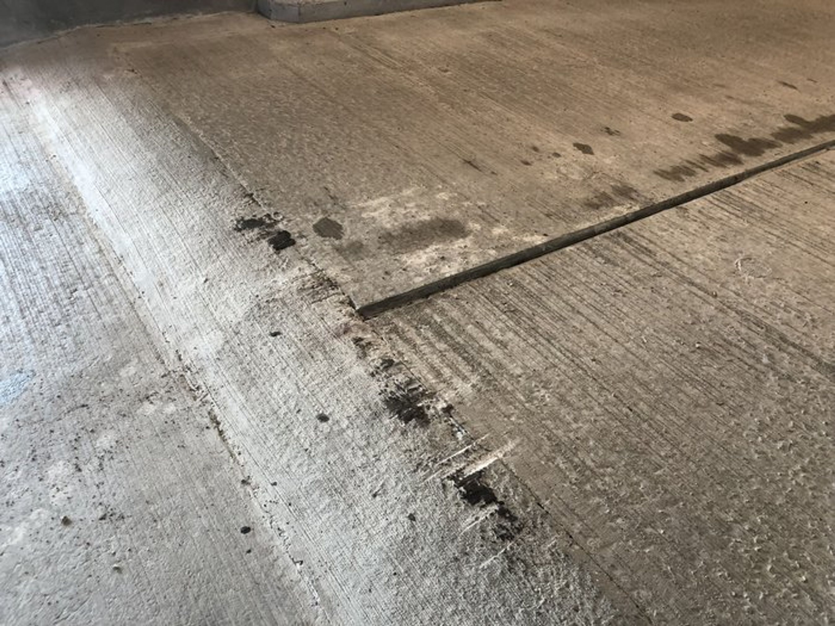 Allerede nu er der mærker fra undervogne, som er kommet i kambulage med ramperne