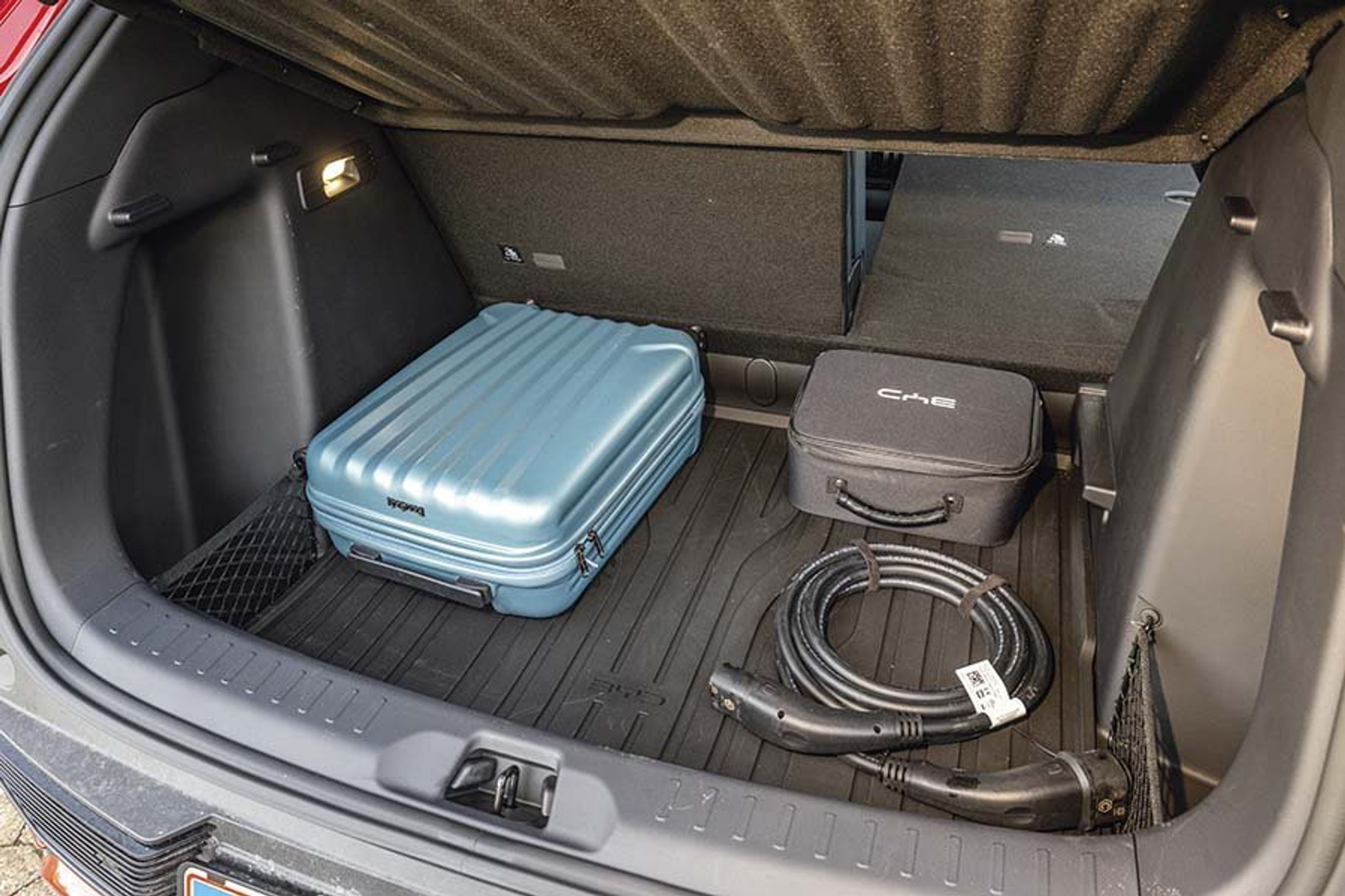 Bagagerummet er ganske rummeligt og firkantet. 