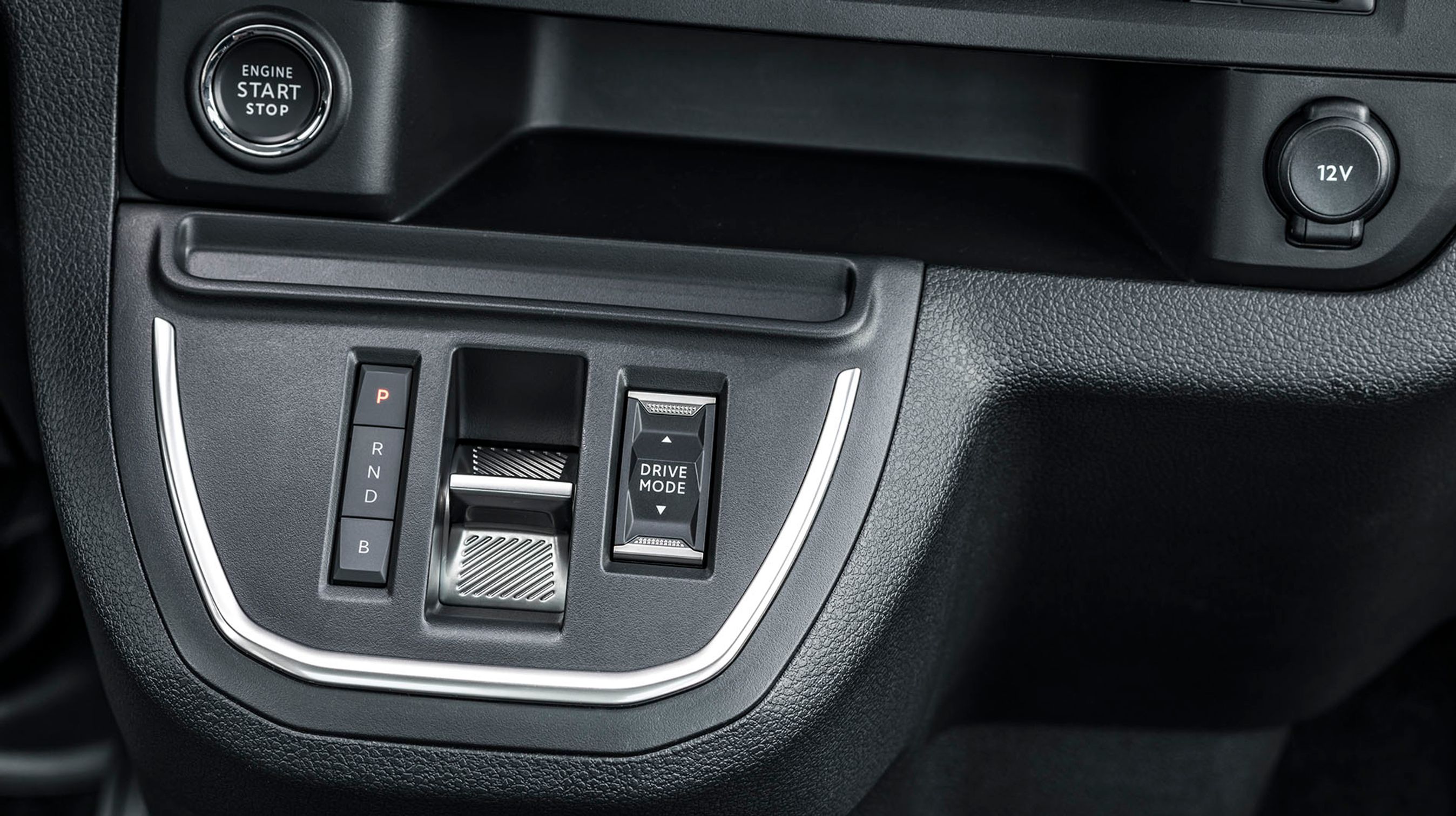 Kendere af Peugeot og Citroën vil nikke genkendende til denne gearstang, der bestemmer kørselsretningen. Til højre herfor sidder den knap, der bestemmer køreprogrammet. Bilen starter altid i Normal, som åbner op for 109 hk, mens Power-indstillingen slipper op til 136 hk løs. I Eco-programmet er der lidt under 90 hk til rådighed.