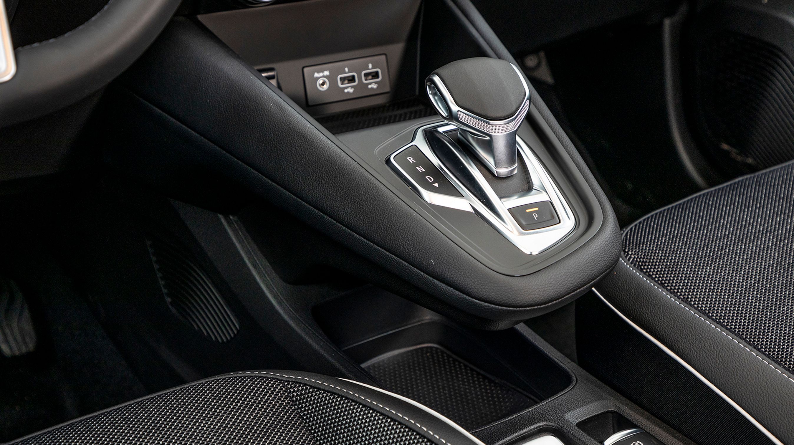 Gearvælgeren hænger flot i luften, den har også den fordel, at når du standser motoren, så går gearvælgeren automatisk i ”P”-position. Enkelt og ligesom det skal være.