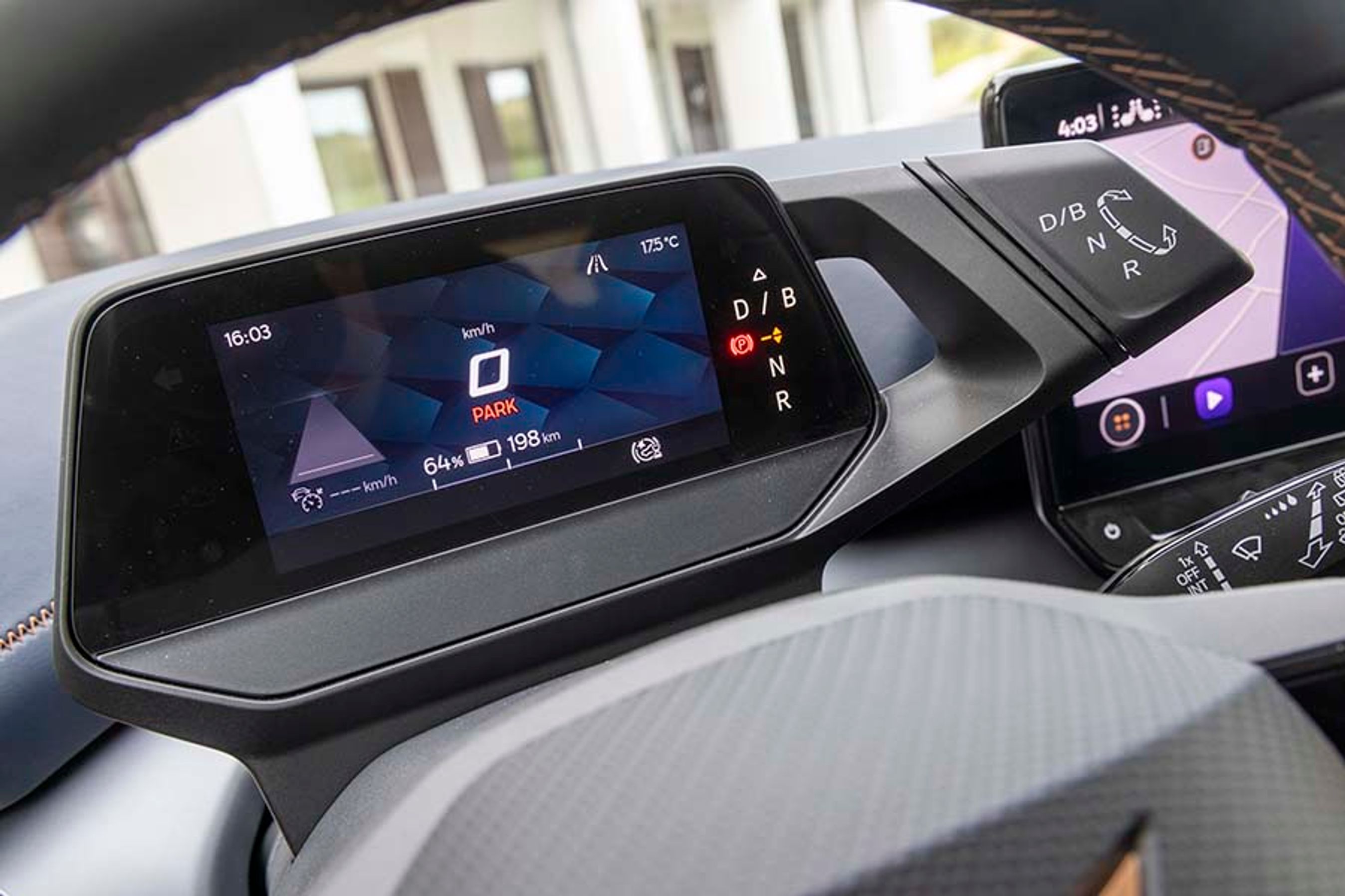 Foran rattet er den lille skærm, hvor man kan aflæse hastigheden og andre nyttige informationer om turen. Det står knivskarpt.