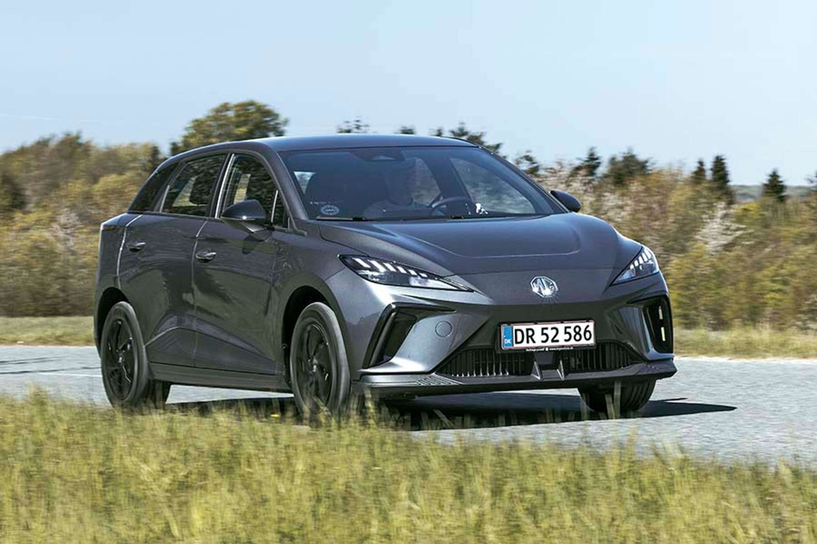 Der er LED-forlygter på modellen, men lyset er ikke specielt kraftigt. Det er ikke en markant forbedring i forhold til traditionelle forlygter.