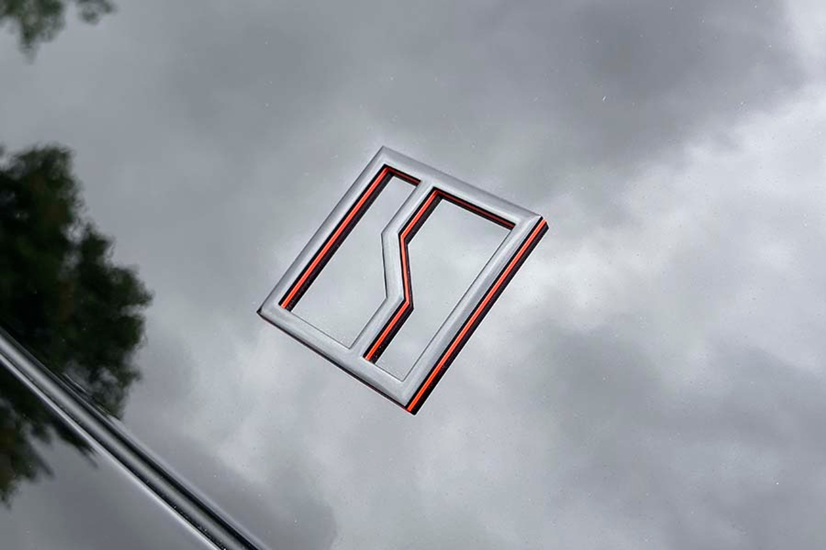 Logoet er kantet, men er inspireret af det kinesiske Yin-Yang-symbol. Bemærk de orange kanter, der går igen overalt hos Zeekr.