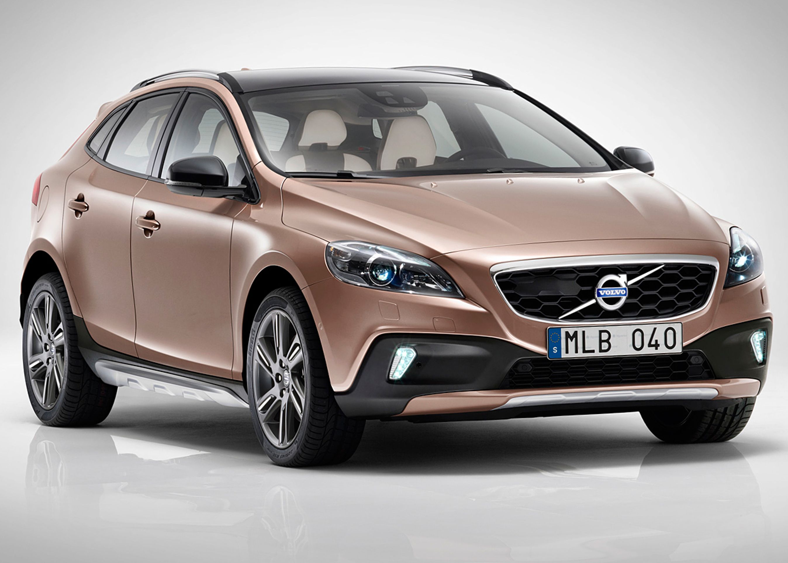 Et lille beskyttelsesskjold for og bag samt op til 19 tommer fælge adskiller SUV-versionen fra den almindelige V40.