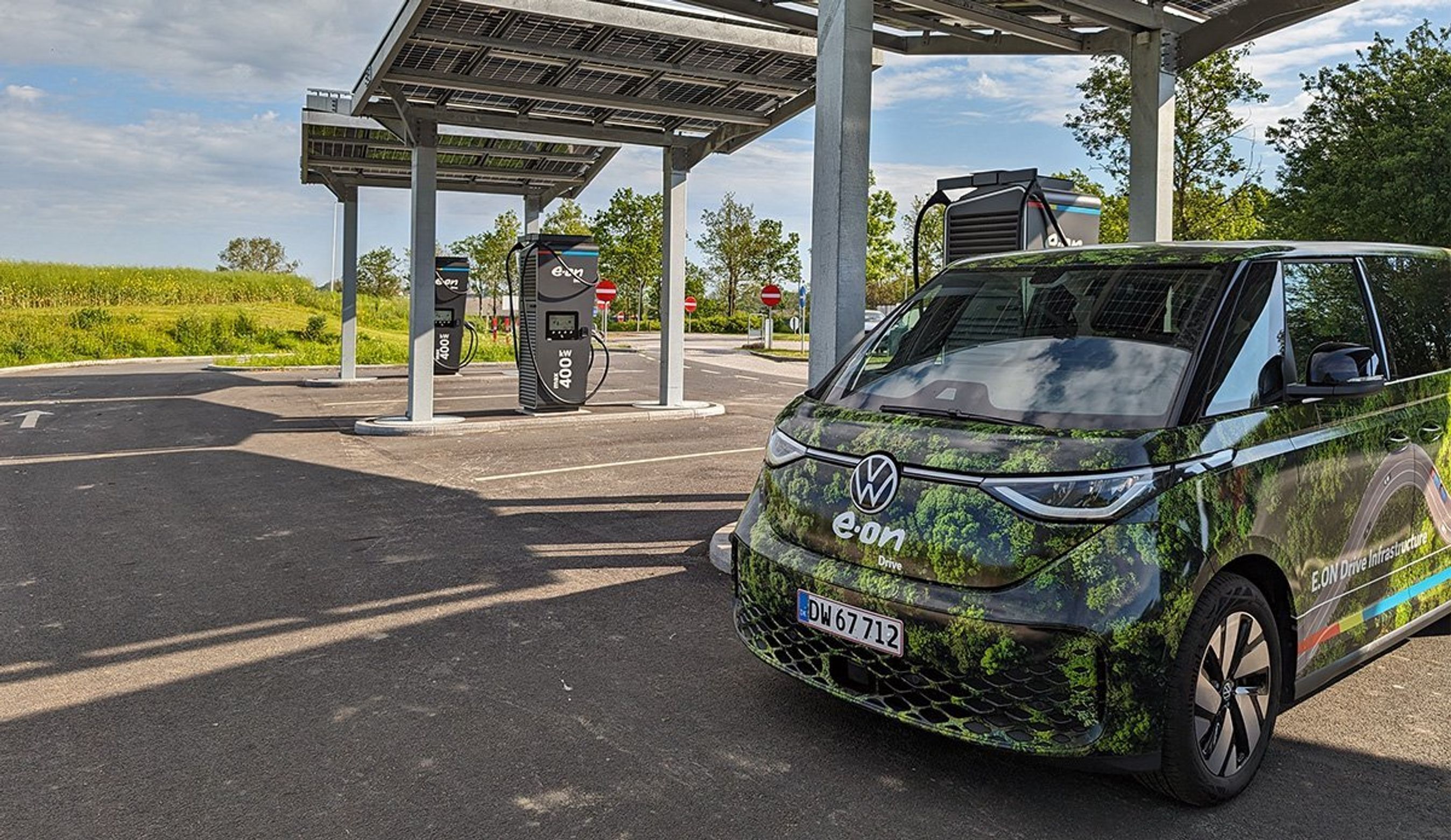 ID.Buzz i forgrunden i ladepark.