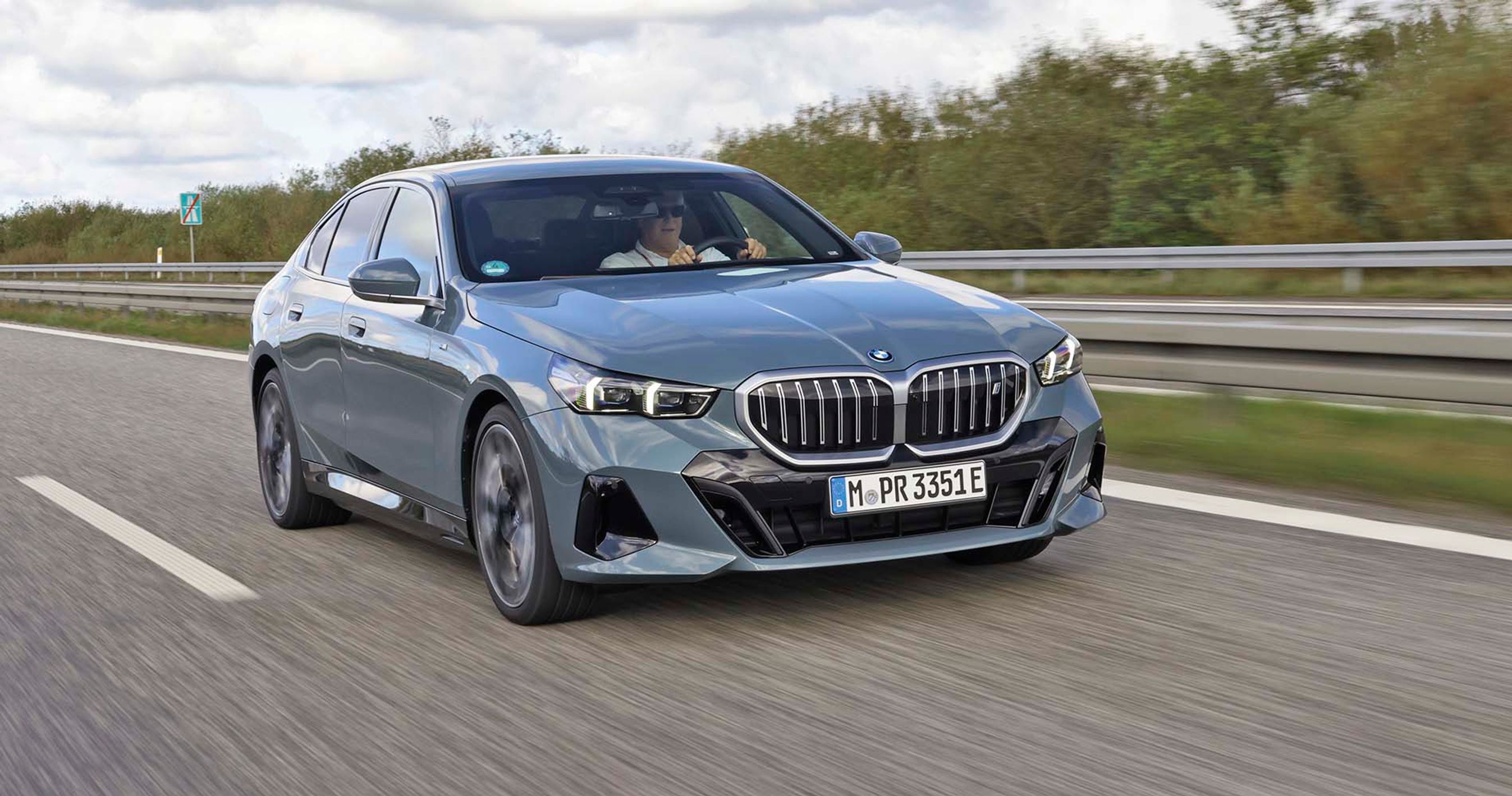 Elbilen BMW i5 kører på en motorvej