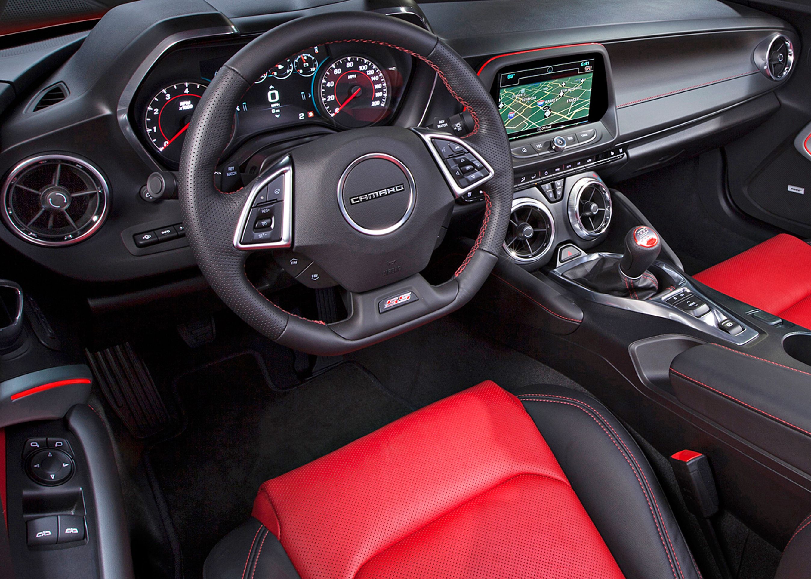 Camaro fås med otte tommer skærm i midterkonsollen og en anden, højtopløselig ottetommer skærm som instrumenthus.