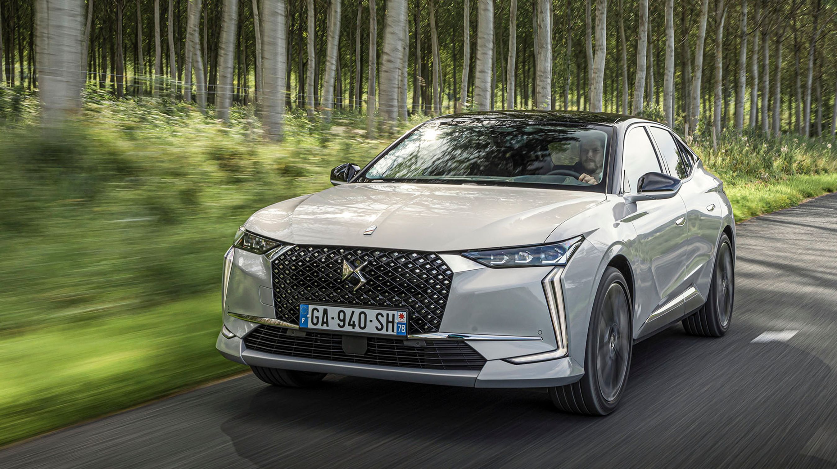 Fronten er foruden de markante lodrette kørelyslygter i hver side præget af en enorm grill med det store DS-logo og de mange små „krom-pletter“ .