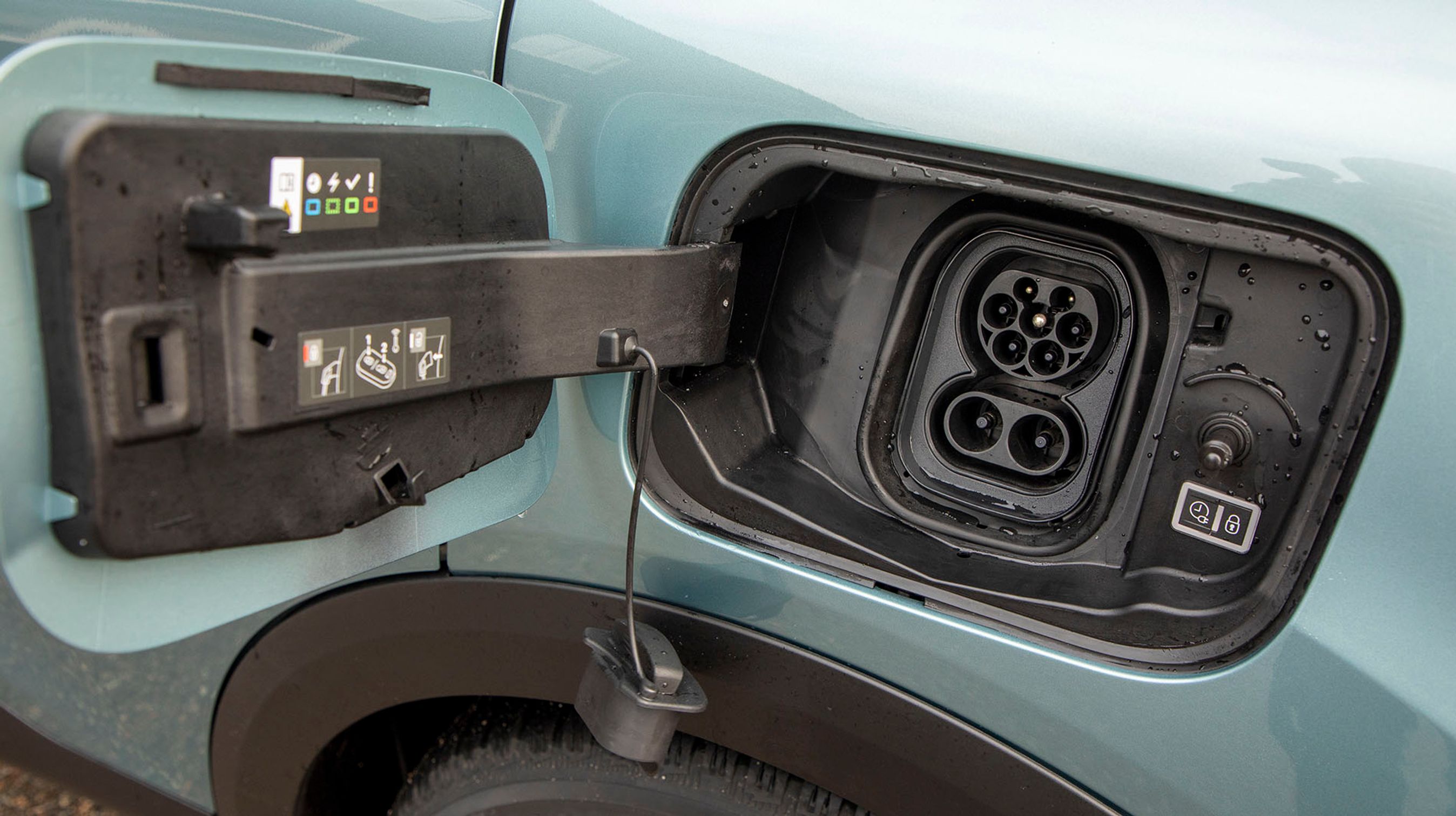 Som elbil kan Citroën C4 lades hjemme med en trefaset 11 kW-lader, og så tager det ca. fem timer at lade bilen op. På vejen kan man DC-lade med op til 100 kW, og så får man ca. 100 km „påfyldt“ på 10 minutter.