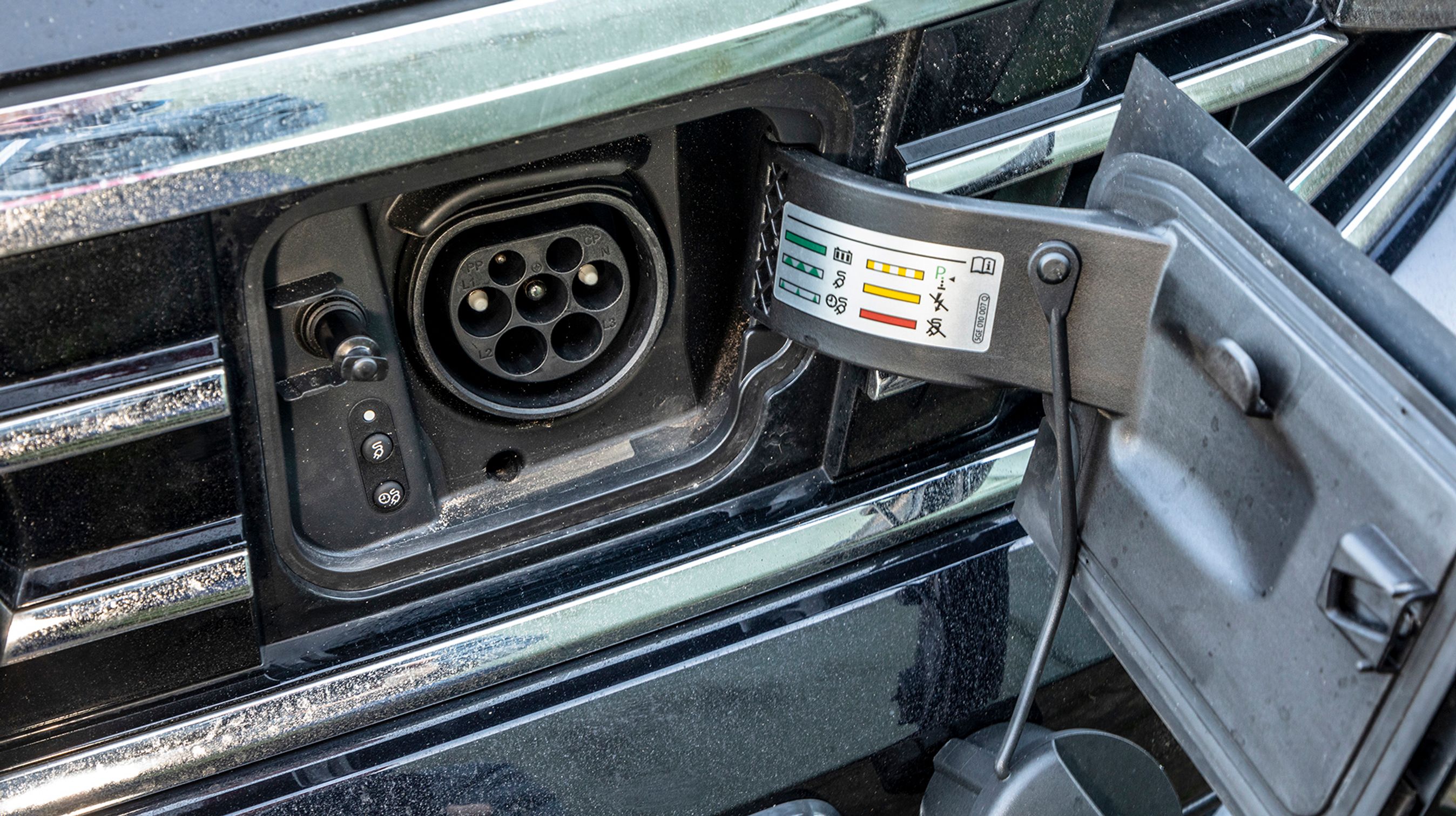 Ladestikket er placeret i fronten bag en klap, der er lidt svær at åbne. Man kan lade via Type-2 stikket med kun en fase, og det er et minus ved bilen.