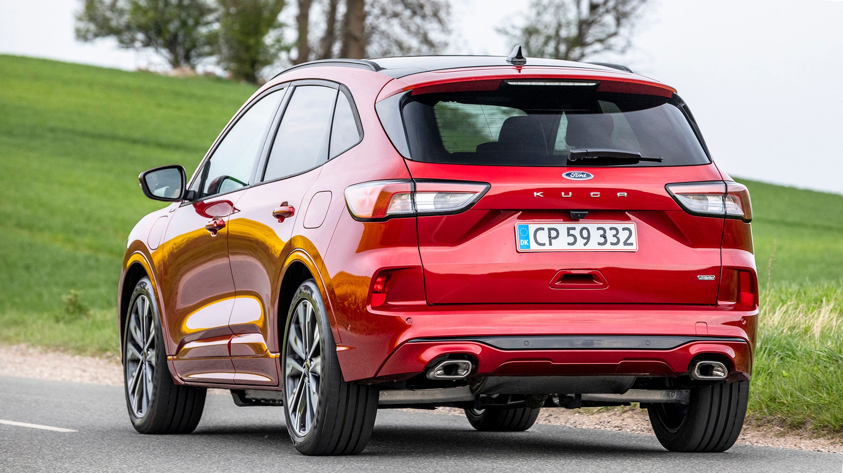 Ford Kuga er en ny bilmodel, der fås i mange versioner med enten benzin- eller dieselmotorer foruden denne plugin-hybrid. Her er den vist med X-pakke og 20-tommer hjul.