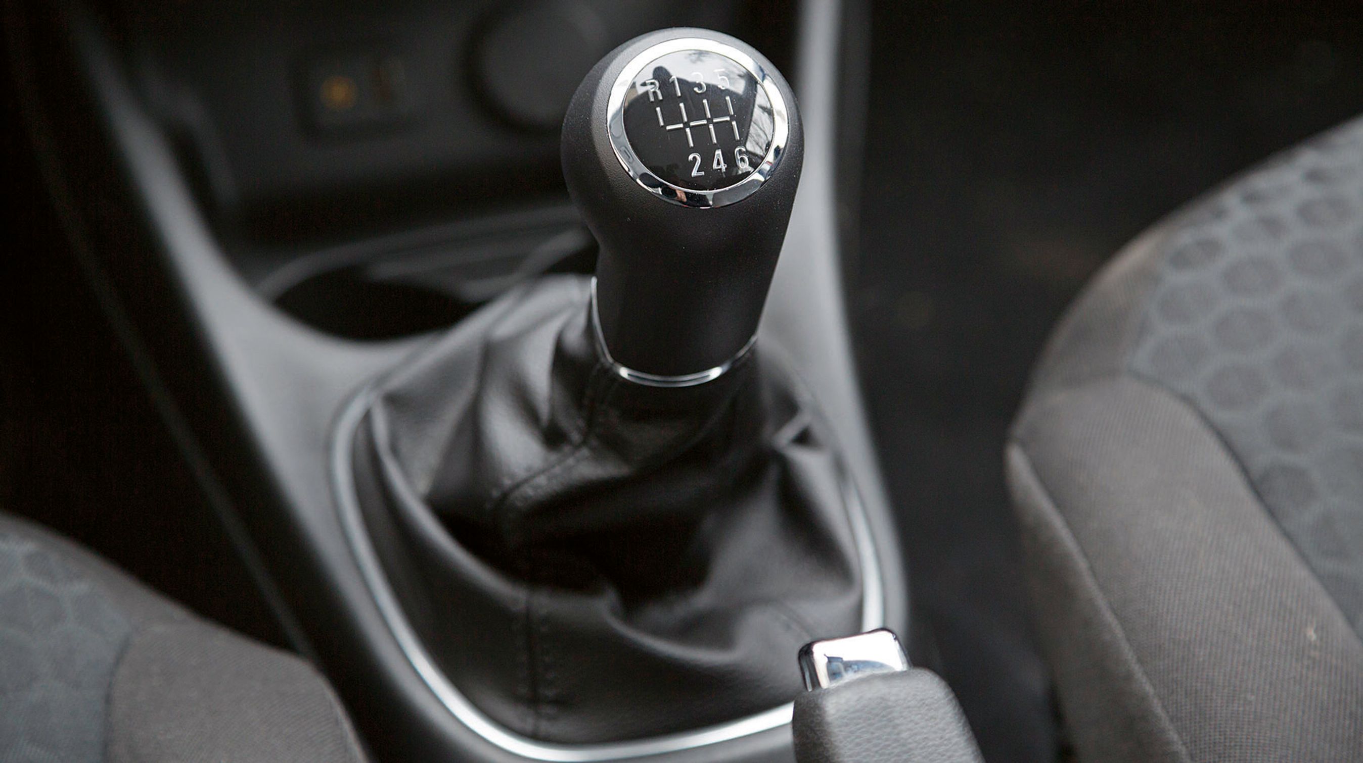 1.0-motoren kommer med et sekstrins manuelt gear. Gearskiftet er velfungerende, og gearingen holder støj og forbrug i ave ved motorvejskørsel.