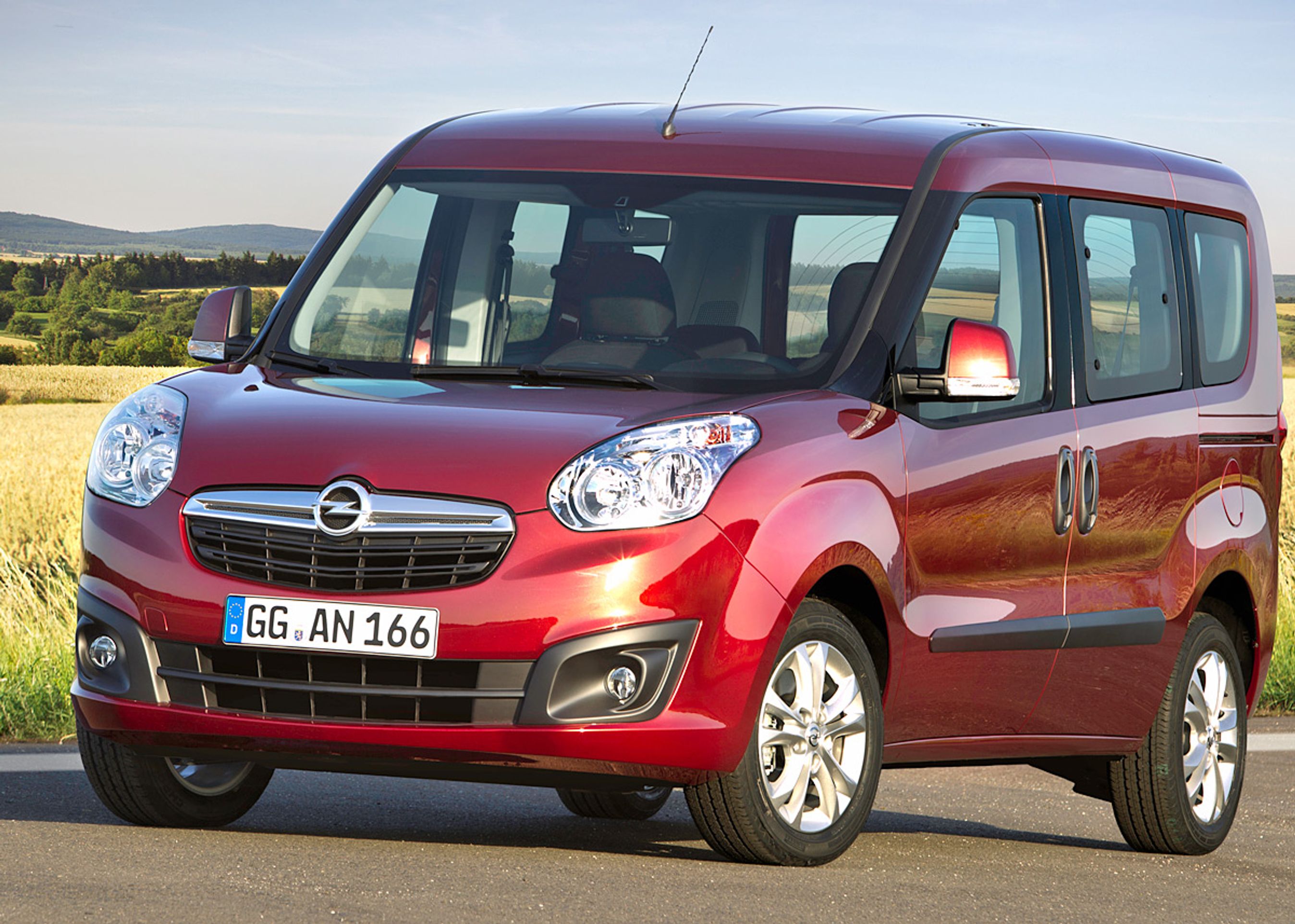 Combo fås med en benzinmotor og tre dieselmotorer. Det danske modelprogram kendes endnu ikke.