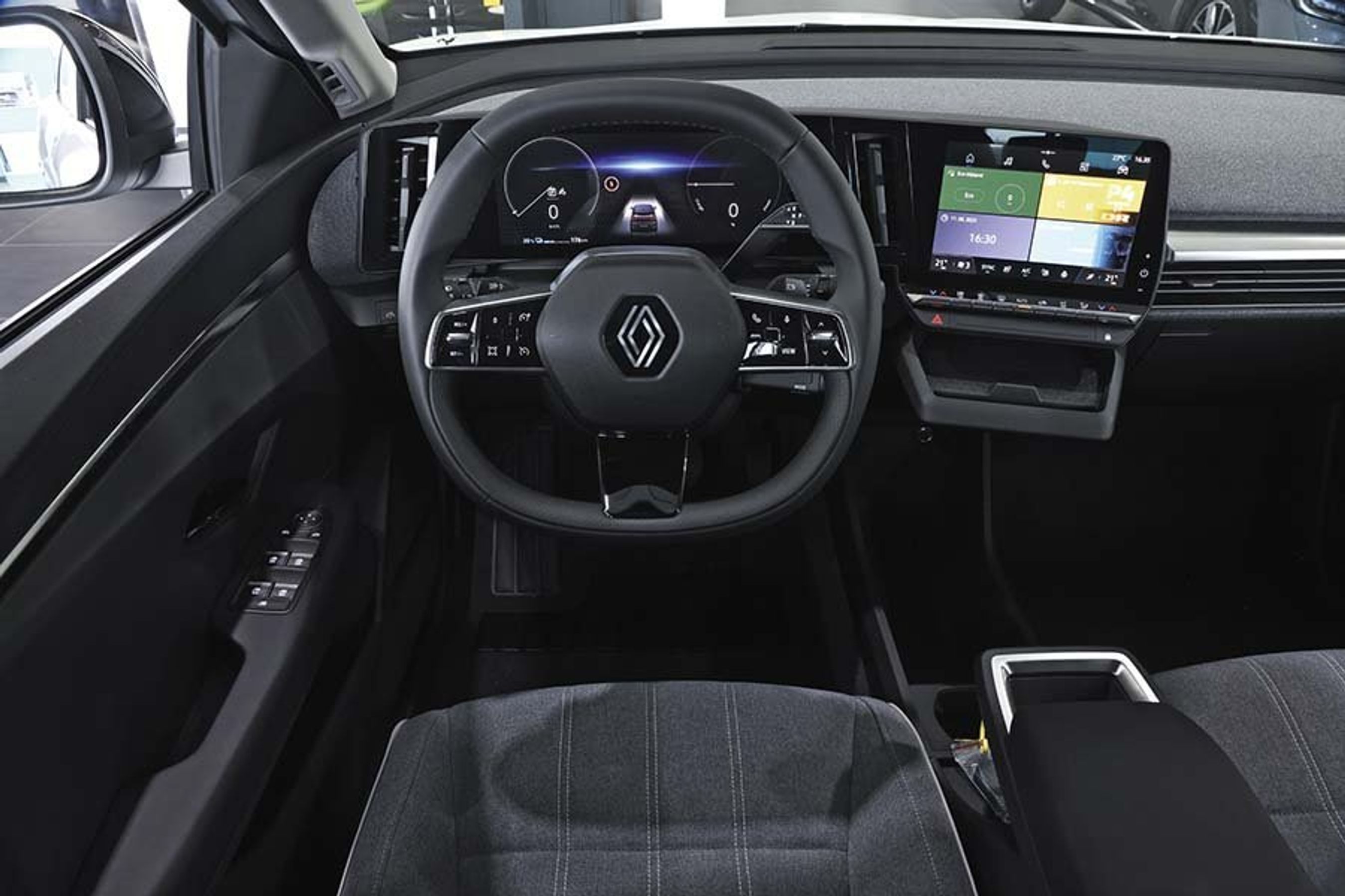 Førerpladsen i en Renault Megane E-Tech.