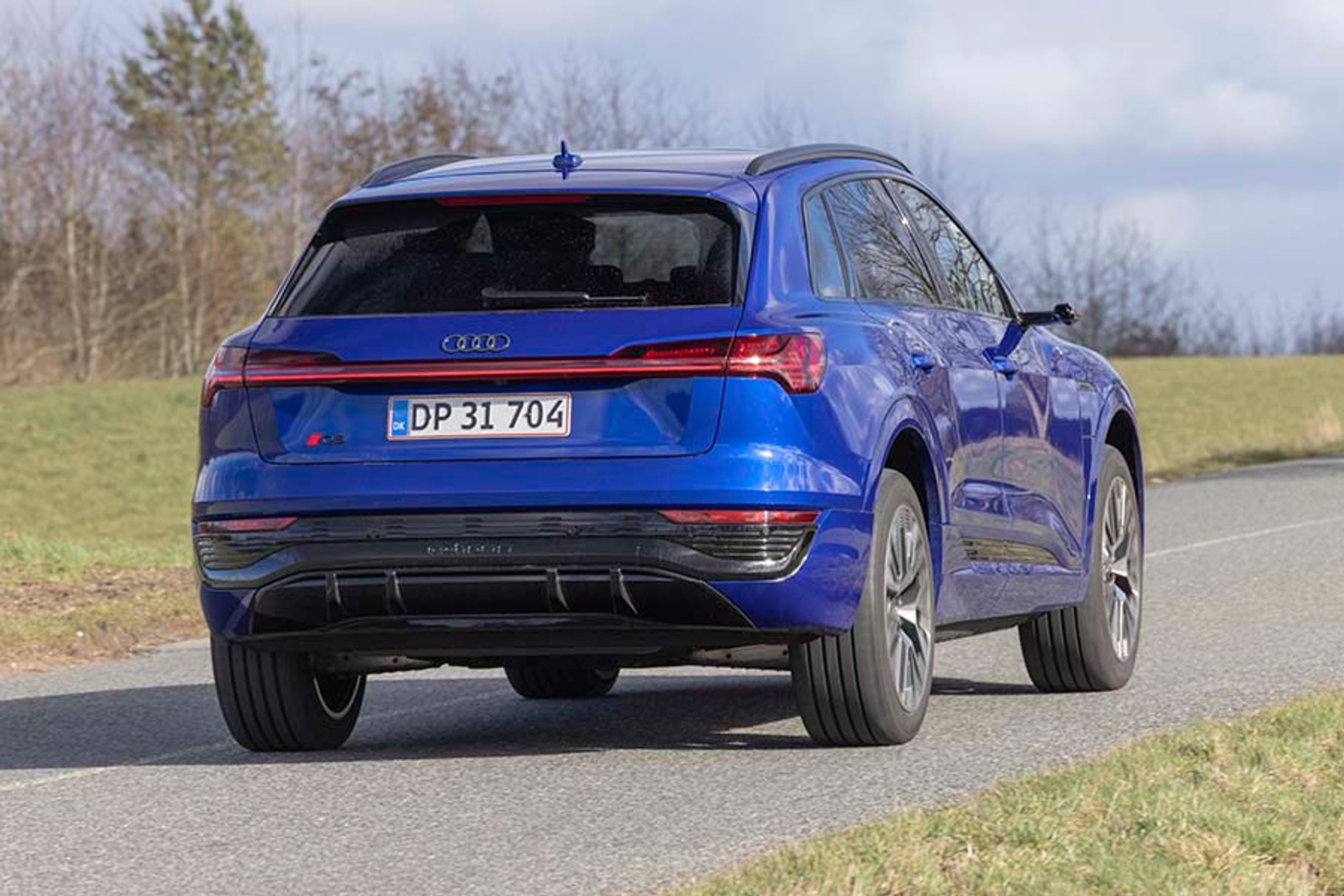 Audi Q8 e-tron set bagfra, mens den kører på landevej