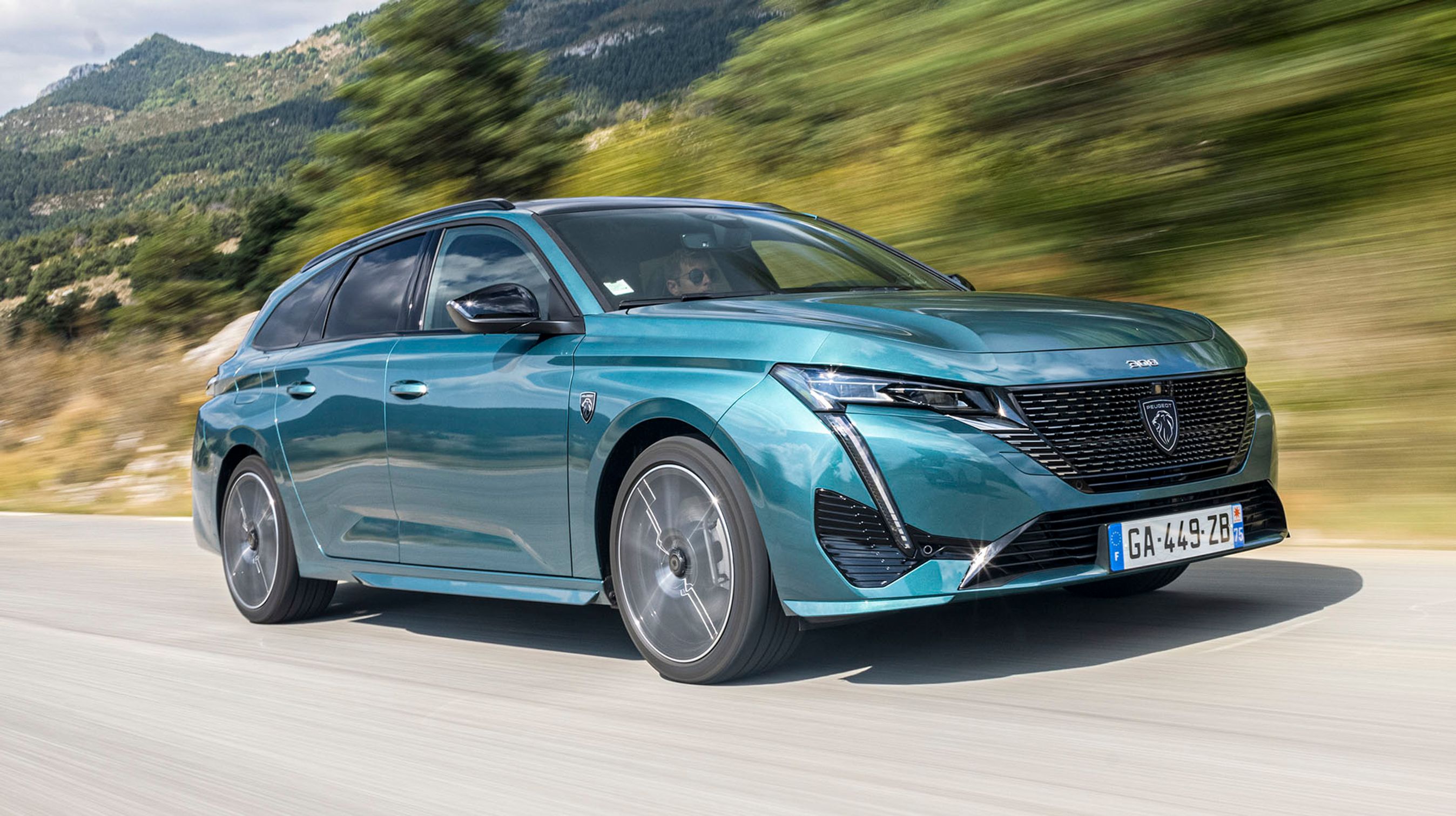 308 kommer i to udgaver her som denne SW, der er Peugeots navn for en stationcar, samt i en lidt mindre femdørs hatchback.