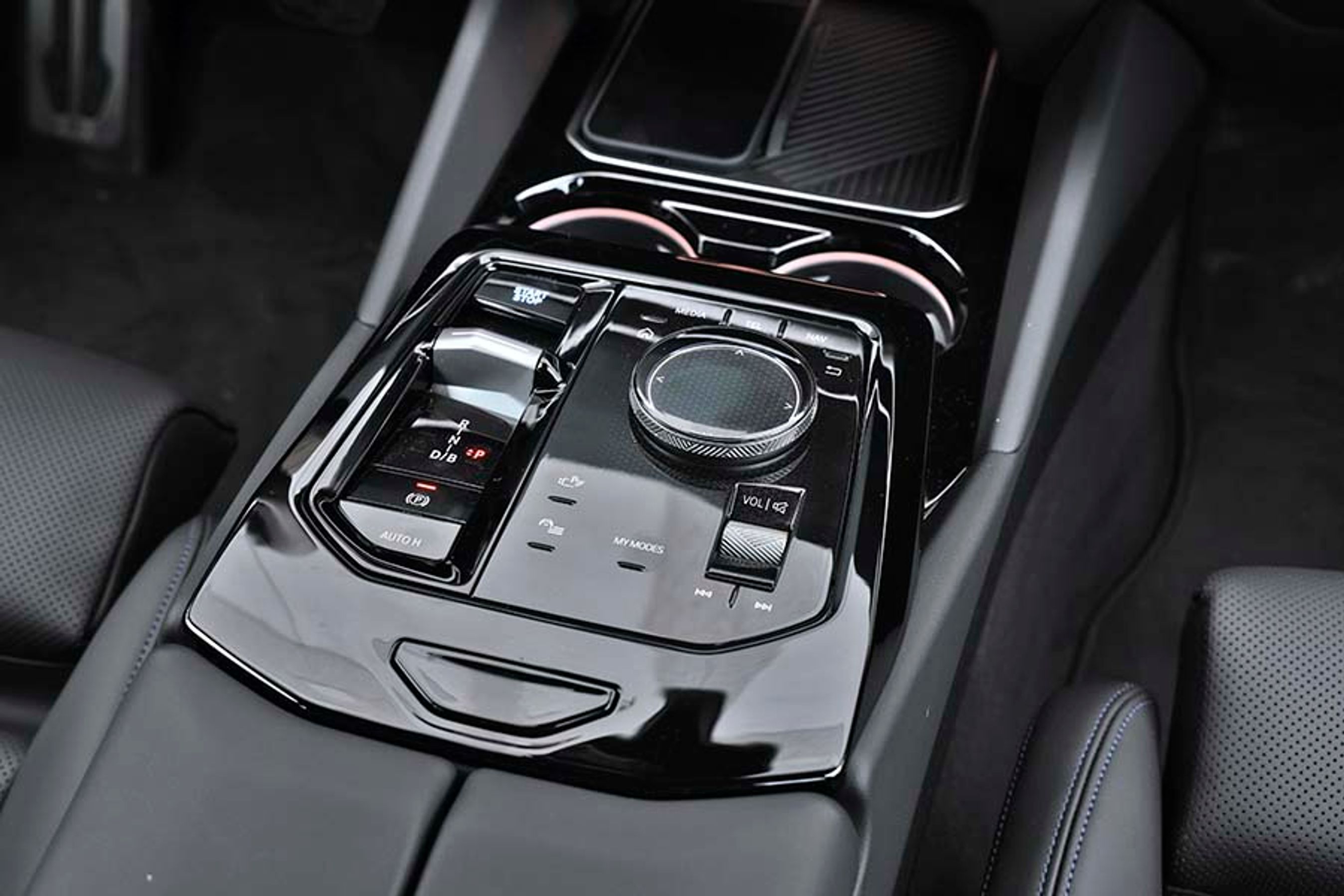 Gearvælgeren er placeret som en vippekontakt i midterkonsollen, og den fungerer godt.