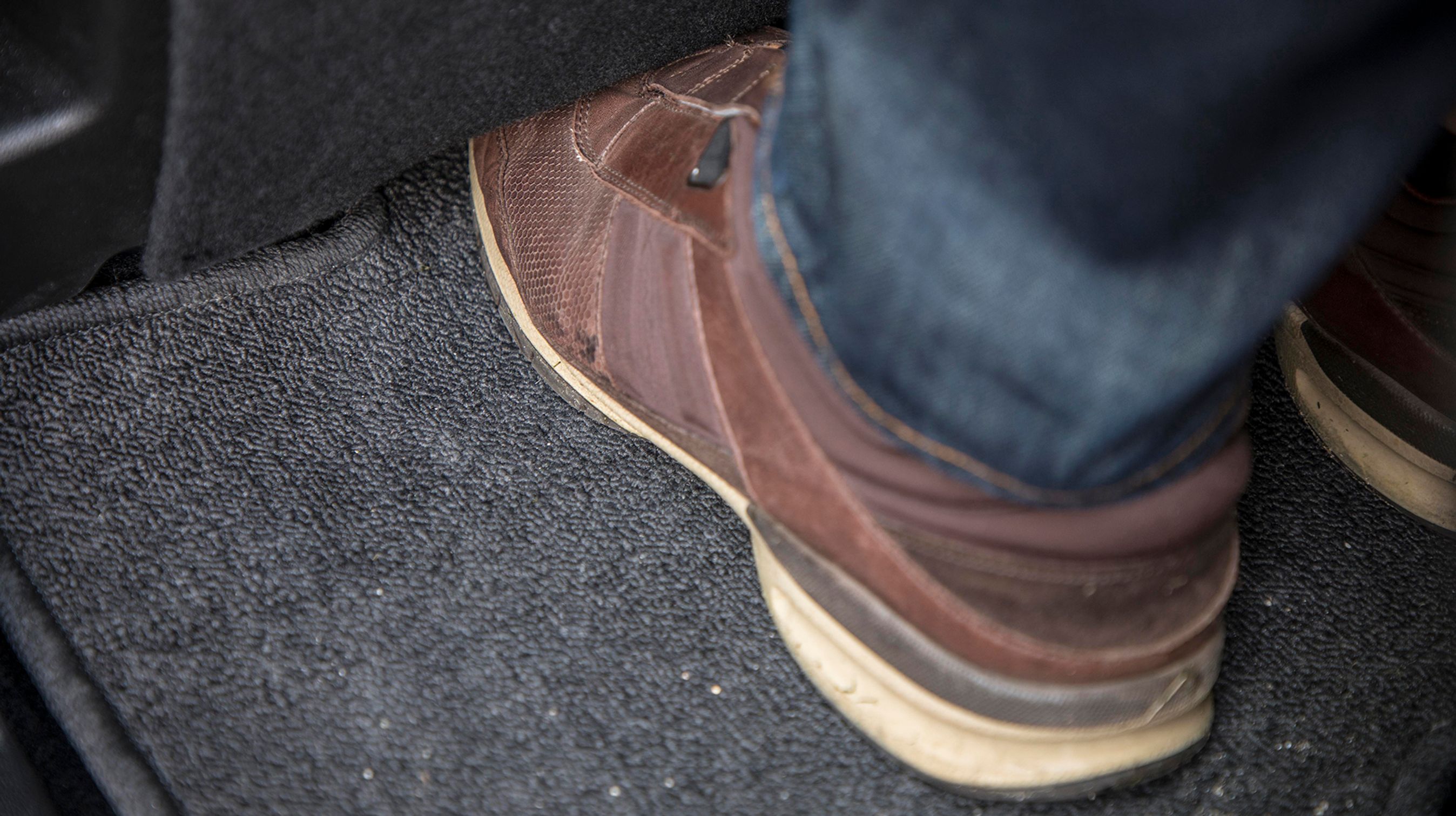 Forsæderne er placeret langt nede i karrosseriet, så køres sæderne ned, er der ikke meget fodplads til bagsædepassagererne.