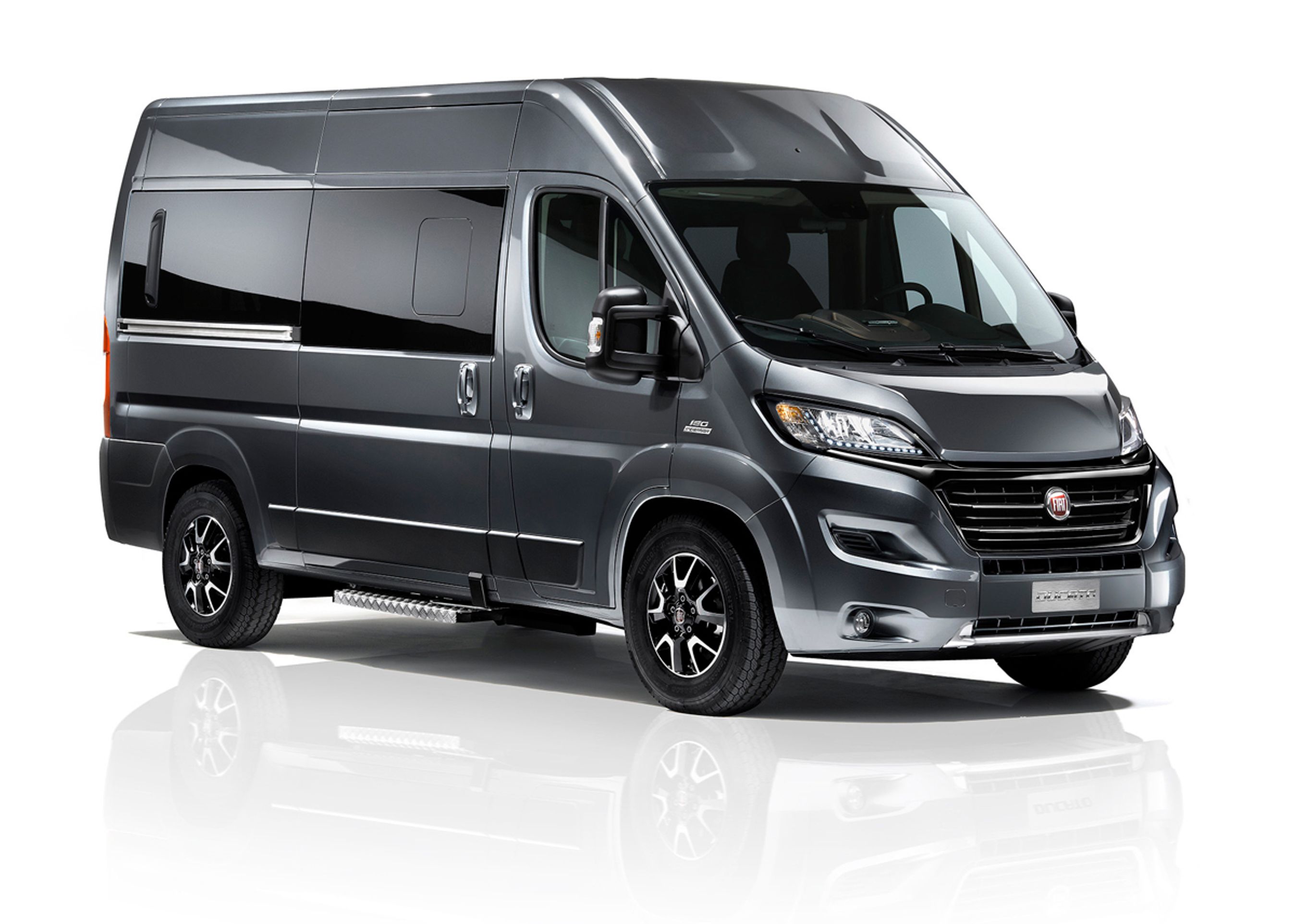 Fiat Ducato er udbredt i busudgaven, her den lange version. Den nye front indeholder bl.a. LED-kørelyslygter. 