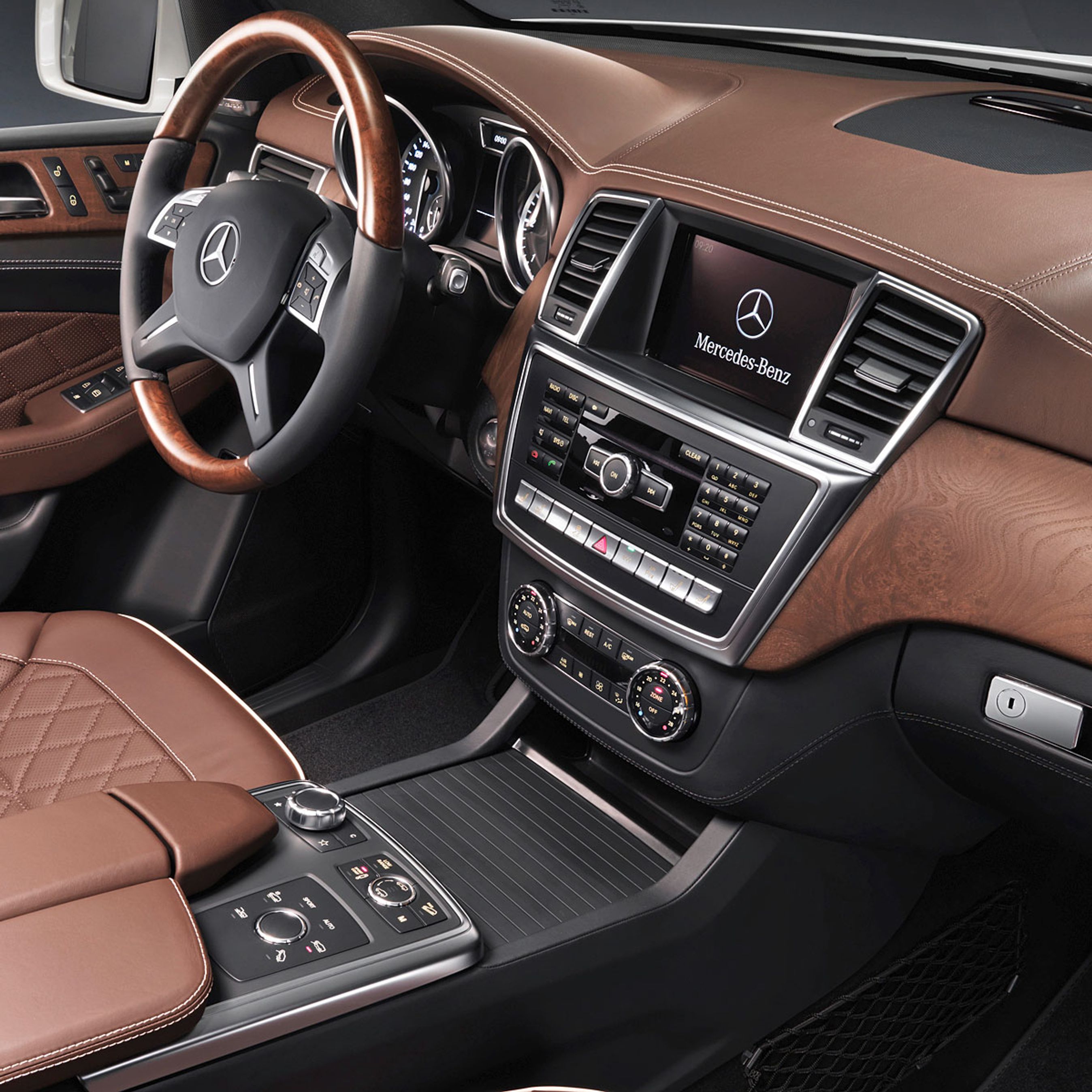 Interiøret er løftet til et niveau, der minder om det, man finder i en S-klasse. Som noget nyt fås instrumentbordet pyntet med paneler af asketræ.