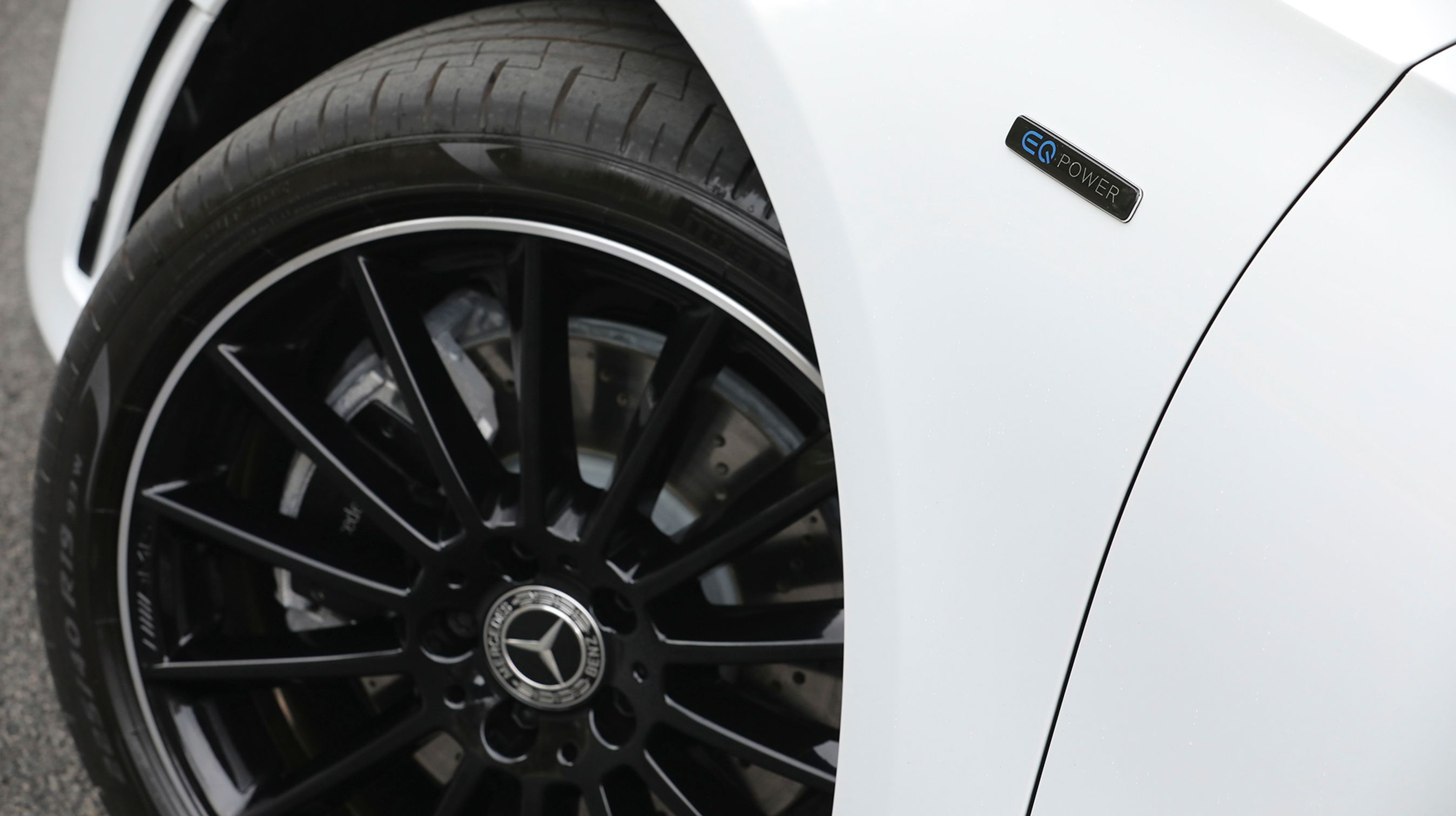 Som standard har bilen 17-tommer fælge, men her er testeksemplaret udstyret med 19-tommers AMG-fælge til 22.000 kr. De gør ikke noget rigtig godt for komforten, men bilen styrer til gengæld dejlig præcist.