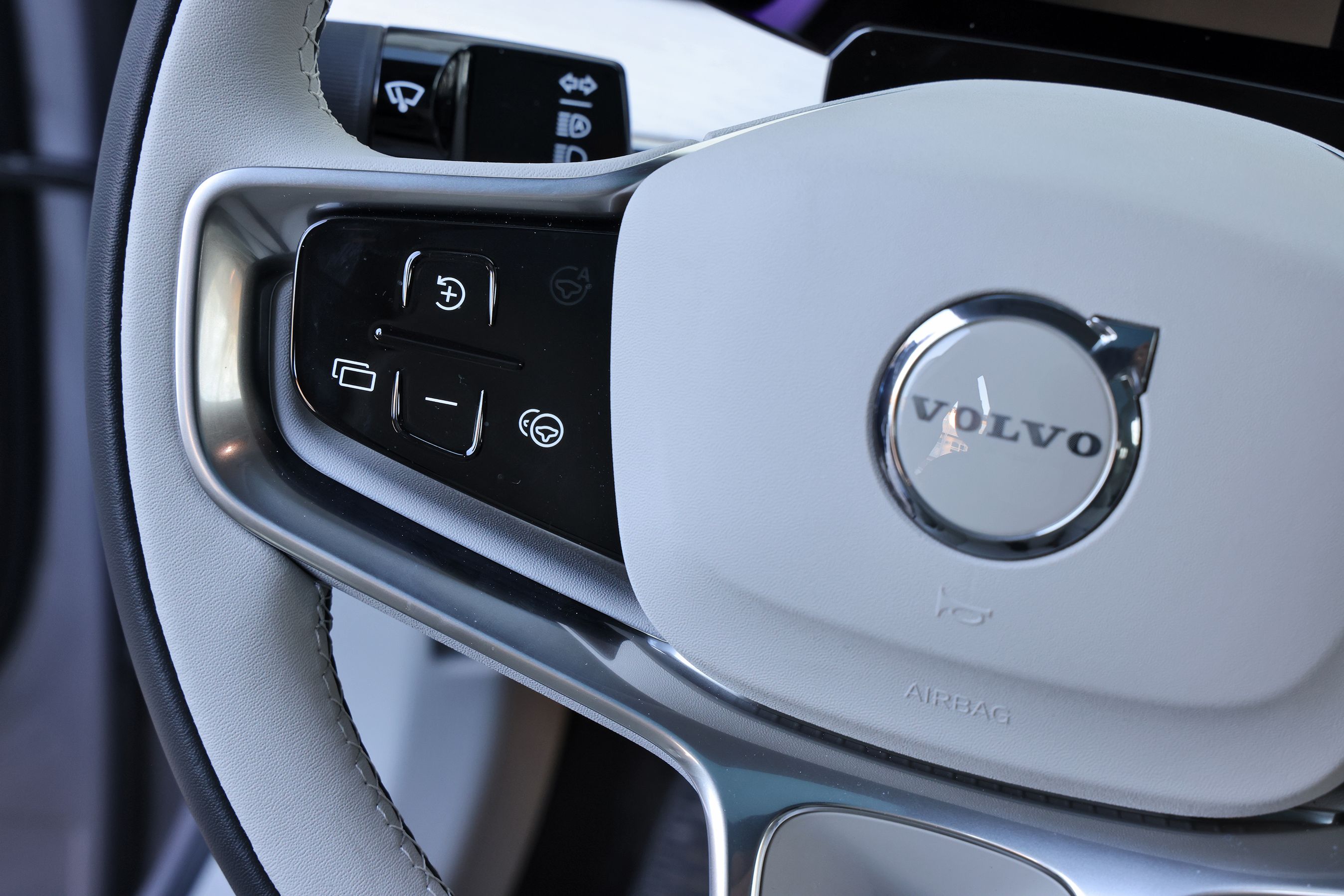 Knapper på rattet i en Volvo ES90