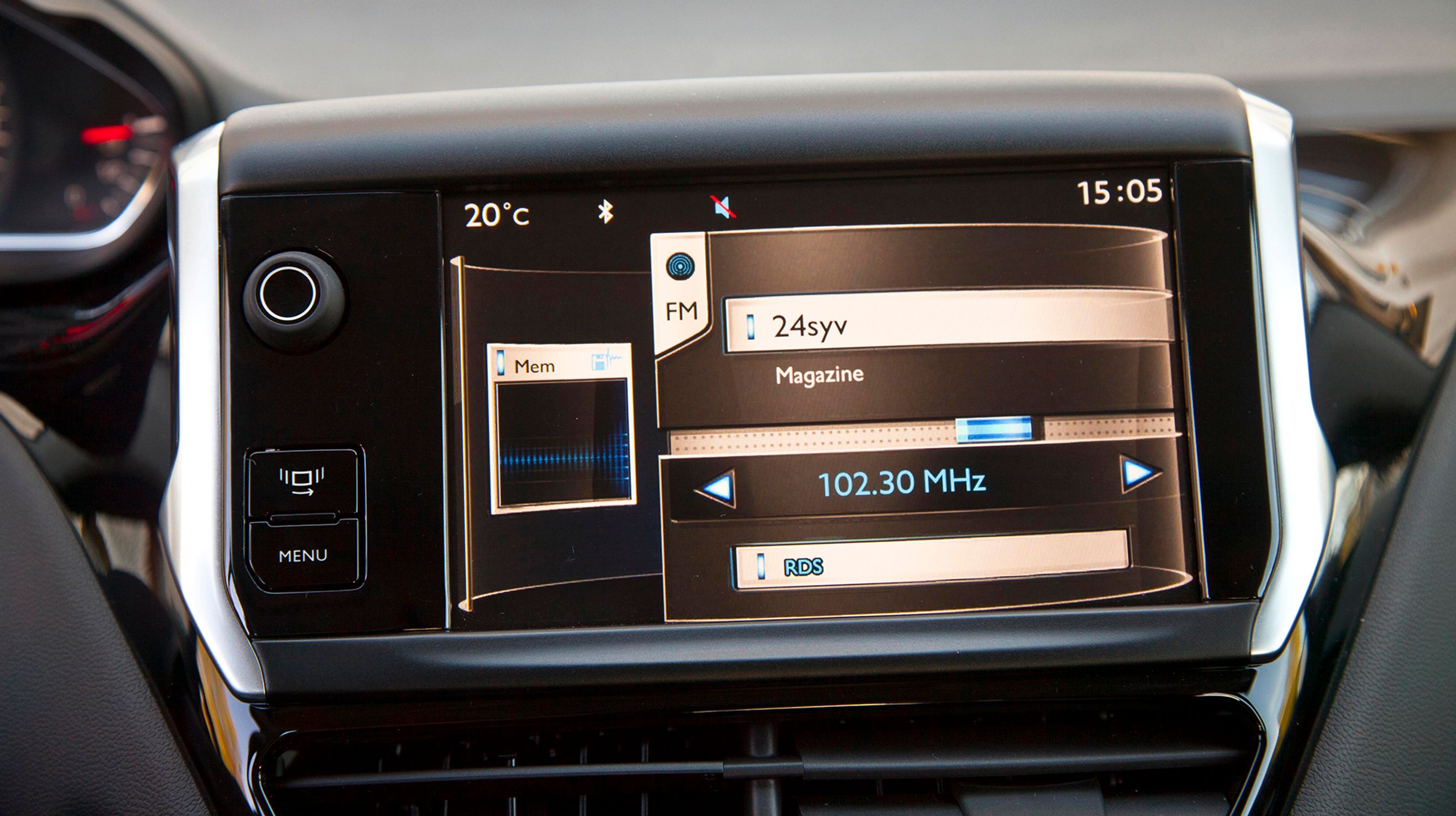 Radio, bluetooth-telefonopkobling og tripcomputer styres let fra den trykfølsomme syvtommerskærm. Desværre er alle menuer på engelsk.
