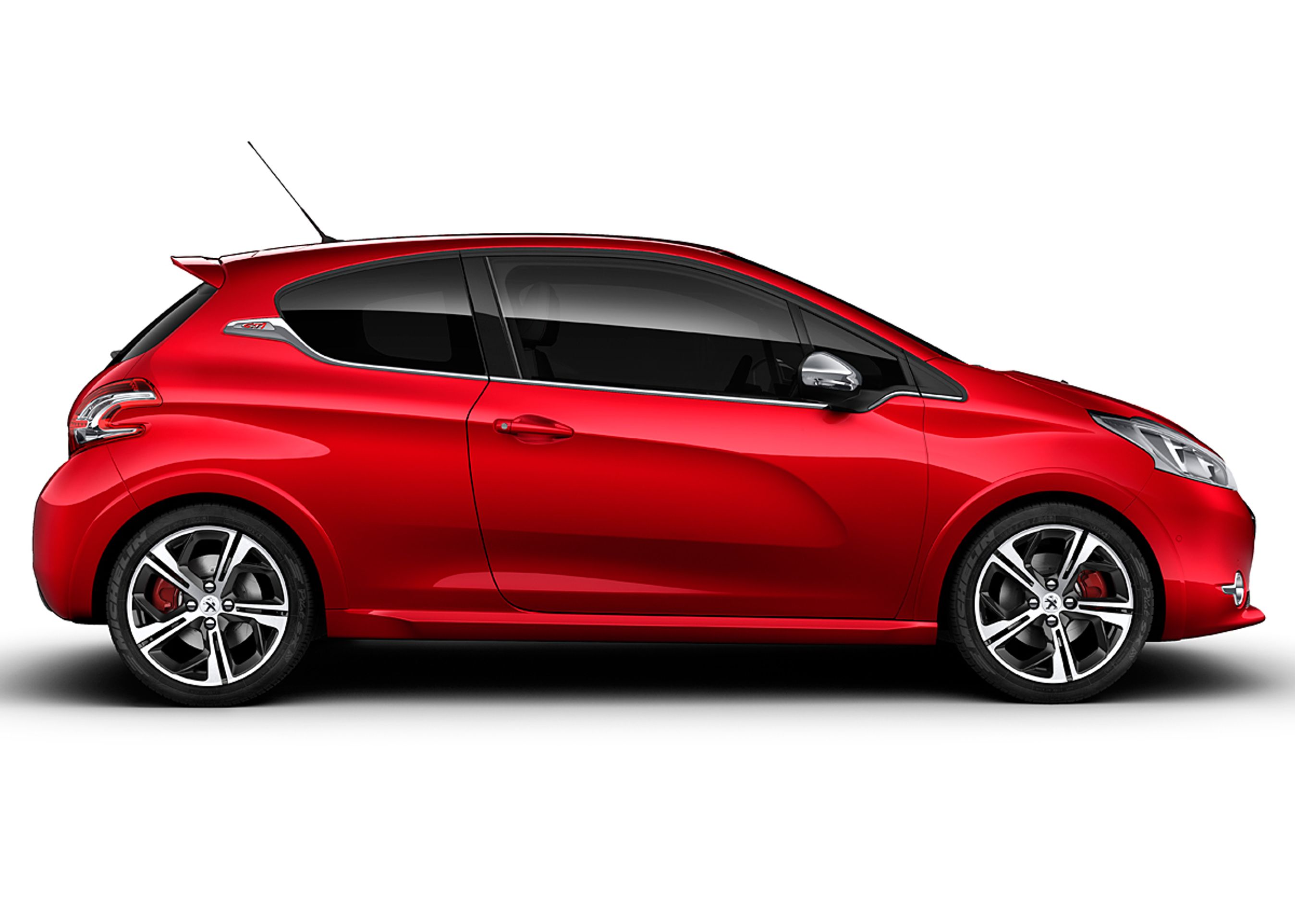 Hækspoiler og 17 tommer fælge er med til at fortælle, at dette er en GTI-model. Særligt er også en kromliste på sideruderne, som slutter i et GTI-emblem.