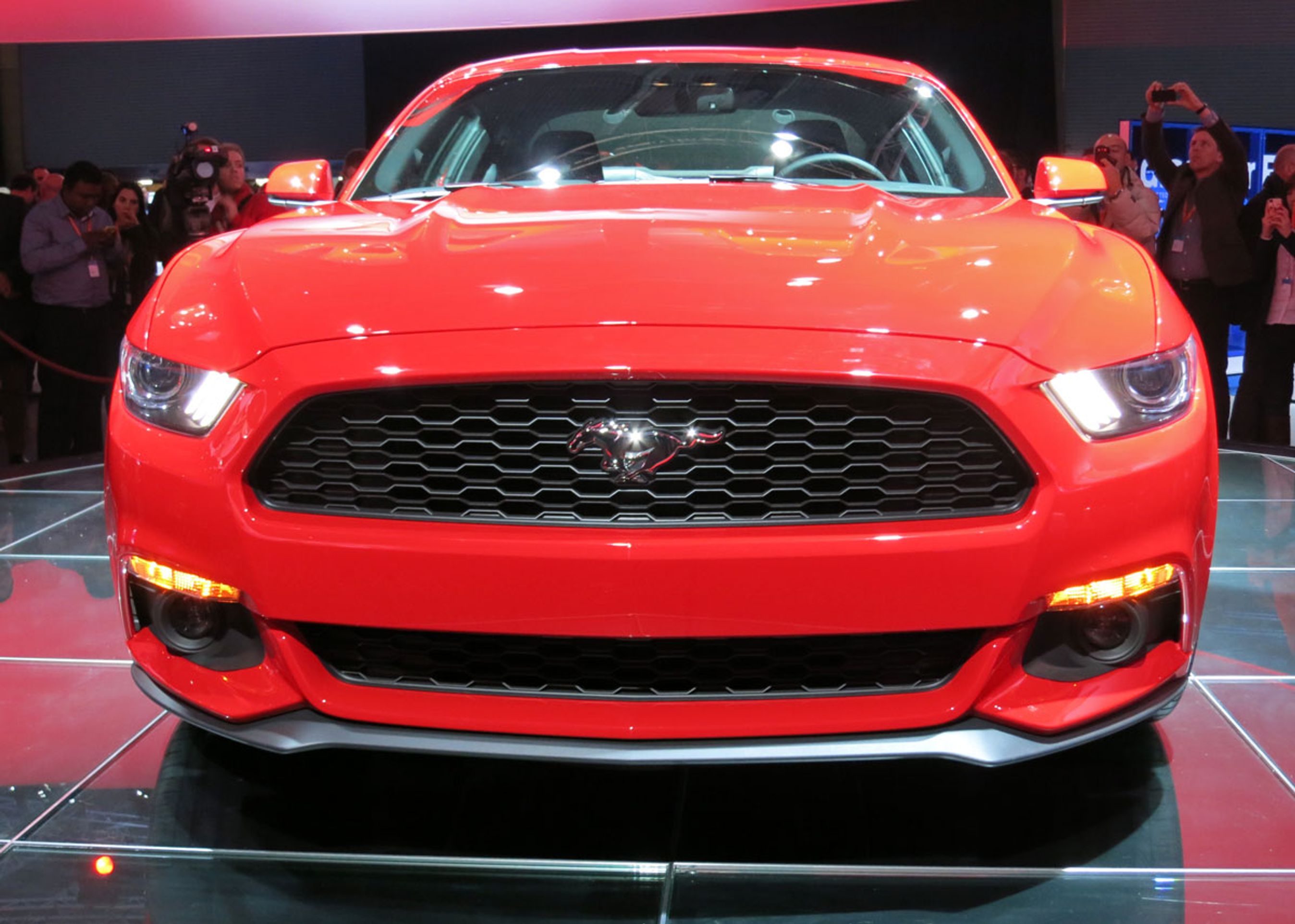 Fronten er typisk for Ford Mustang. Bemærk dog, at der ikke står Ford et eneste sted på bilen. Mustang er et mærke for sig selv.