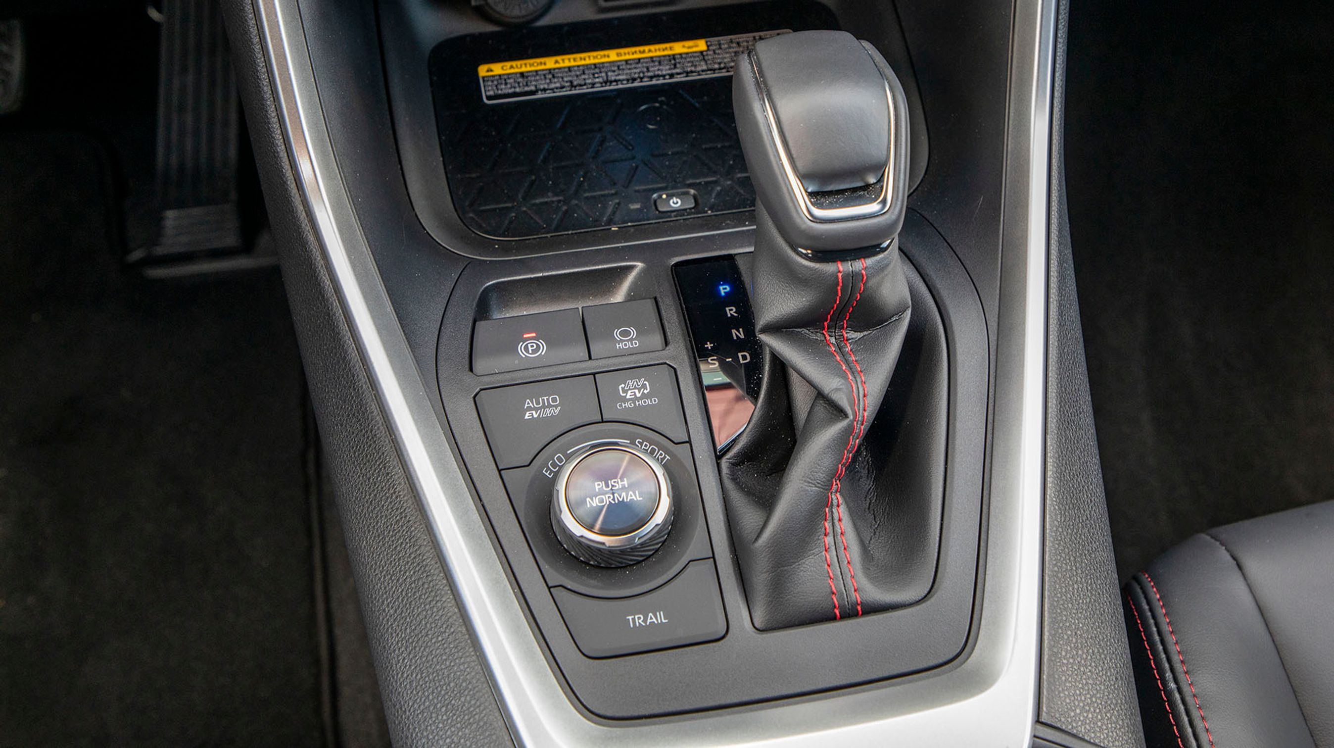 Gearstangen er mekanisk, og man skal selv sætte den i P, når turen er slut. Til venstre ses knapper til køreprogrammerne. Bemærk den store Trail-knap, der aktiverer et særligt 4x4-program, som er rart ved terrænkørsel.