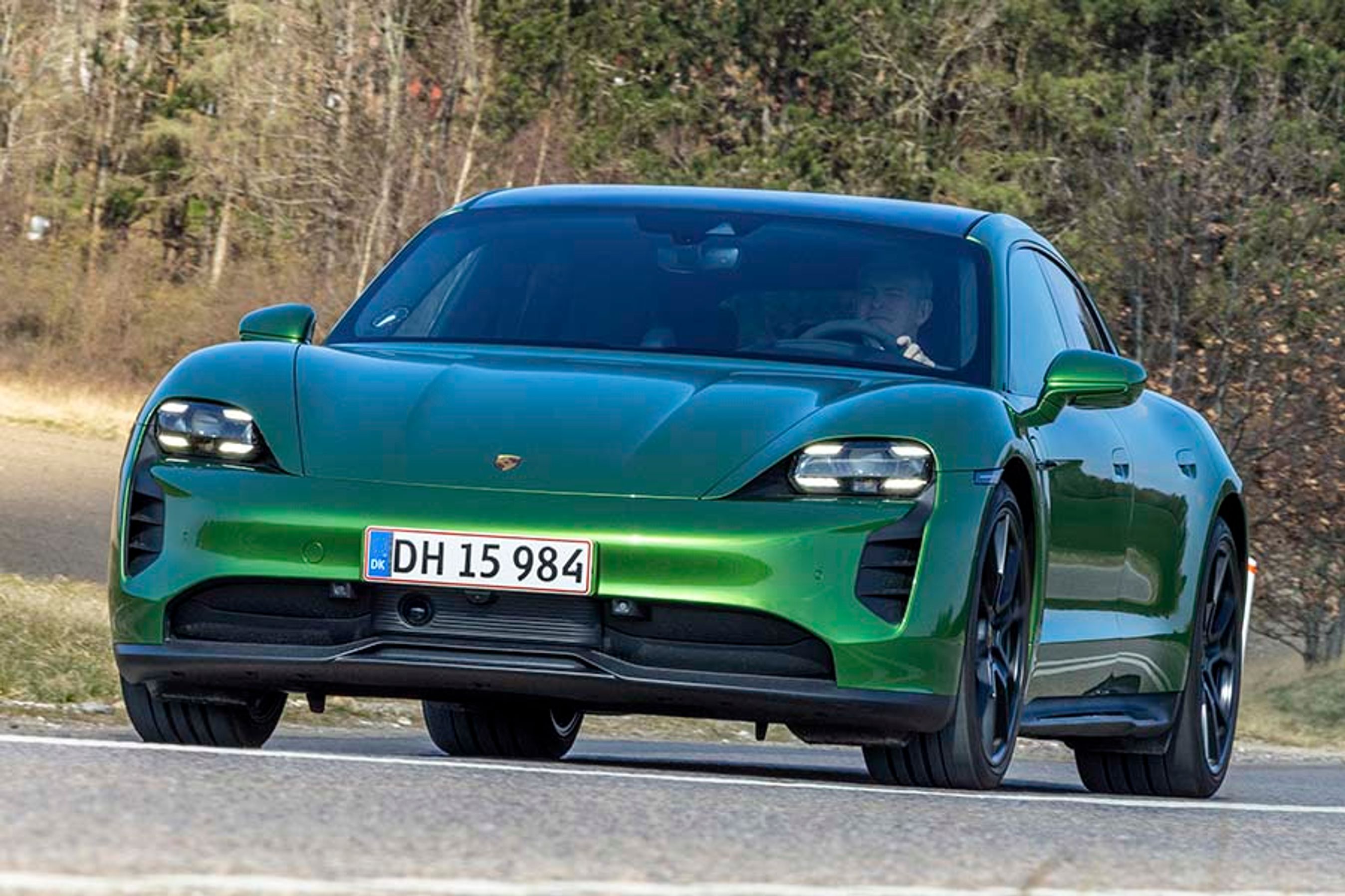 Porsche Taycan er på hjemmebane mange steder. Den er dynamisk involverende på landevejen og særdeles komfortabel på motorvejen. Inge andre har fundet et så vellykket et kompromis mellem sportslighed og komfort.