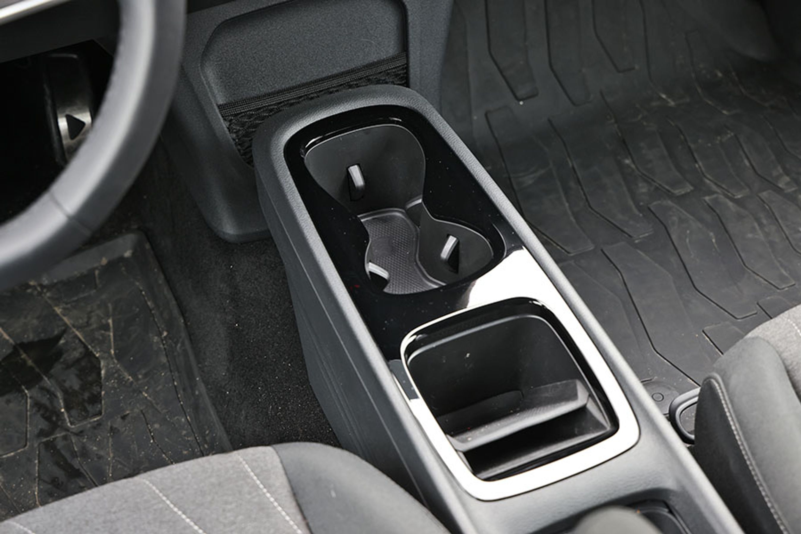 Midterkonsollen i ID.3 er meget enkel og giver fornemmelsen af plads og rummelighed. Samtidig er kopholderne gode, og der er fin fralægningsplads til både mobilen, og hvad du ellers måtte have med ind i bilen. 