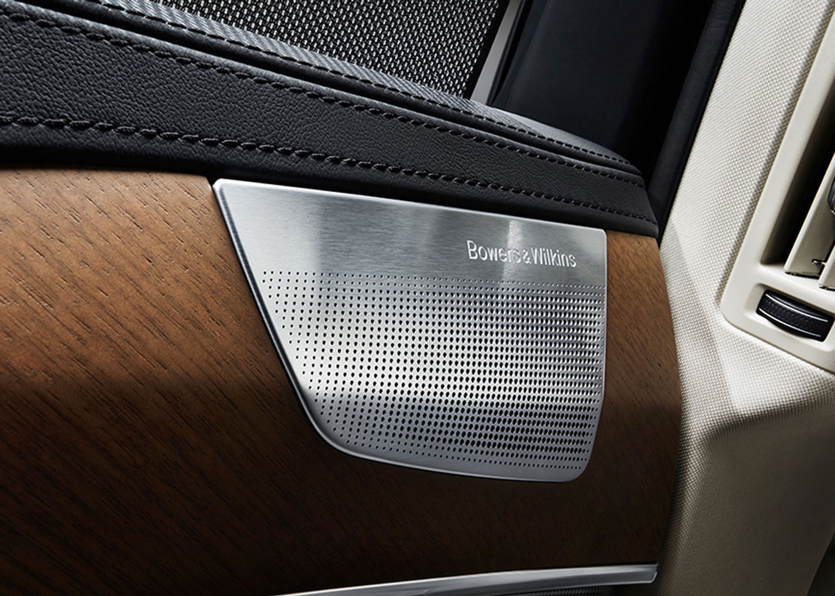 Bowers & Wilkins har designet lydanlægget til topudgaven. Her sørger 19 højttalere for en lydoplevelse der efter sigende matcher det man kan opleve i Göteborgs koncertsal.