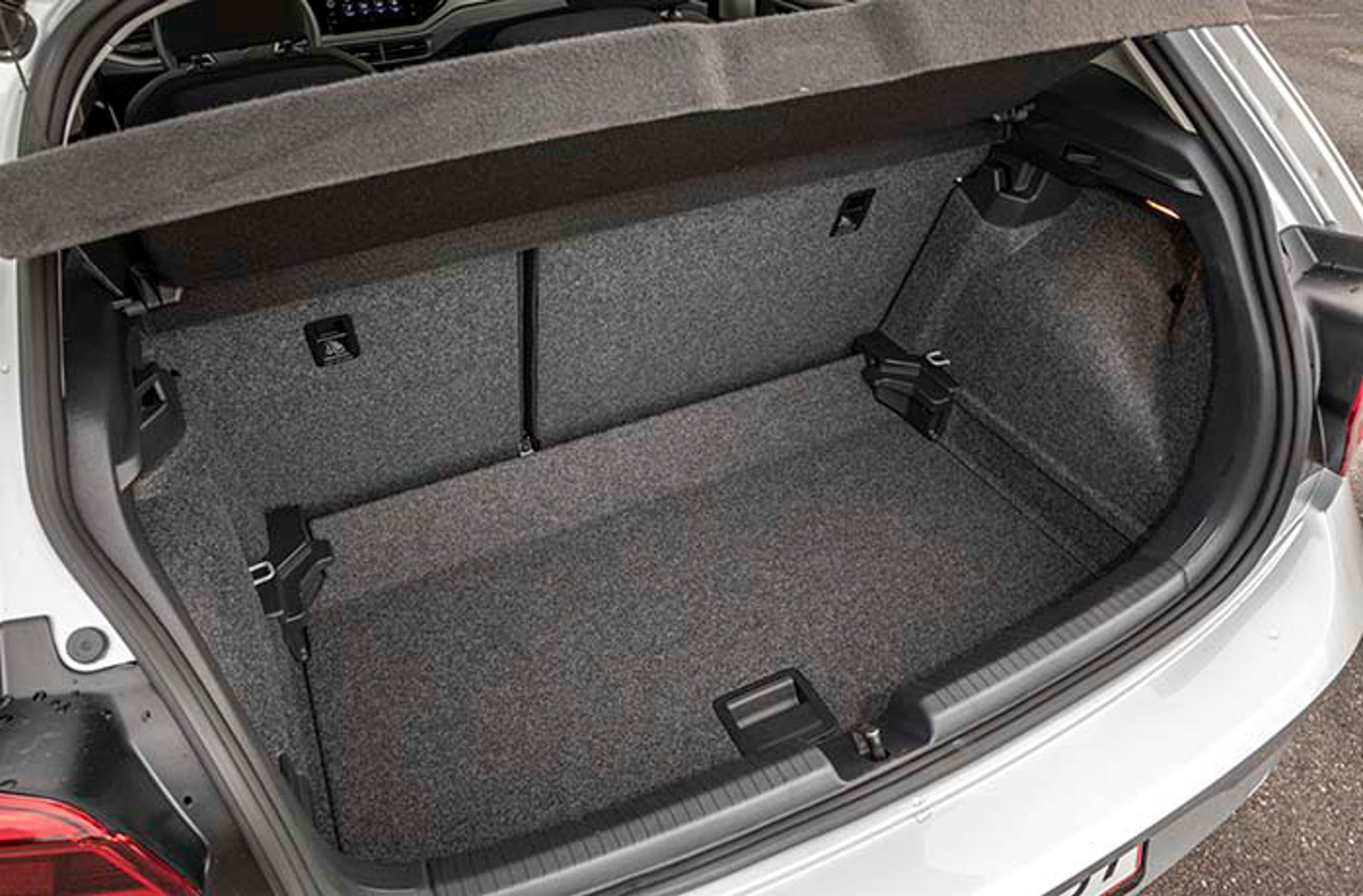 Bagagerummet er gennemført. Bunden kan indstilles i to niveauer, så der dannes et helt fladt gulv, når bagsædernes ryglæn er vippet forover.