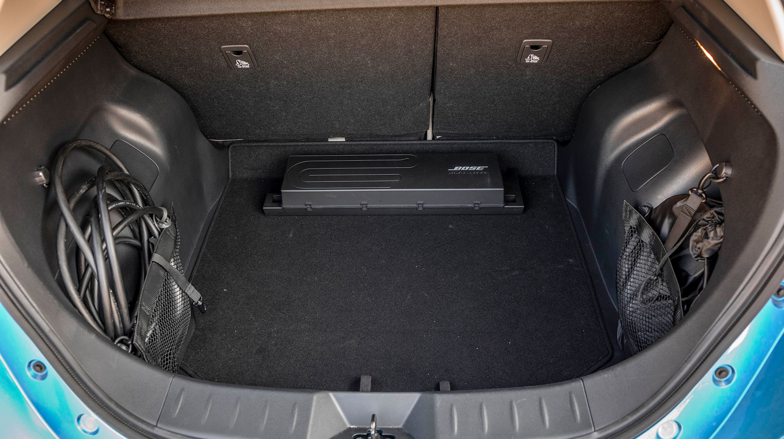 Bagagerummet har ikke separate rum til kablerne, der derved kommer til at flyde på gulvet. Forrest stjæler en BOSE-subwoofer lidt af pladsen.