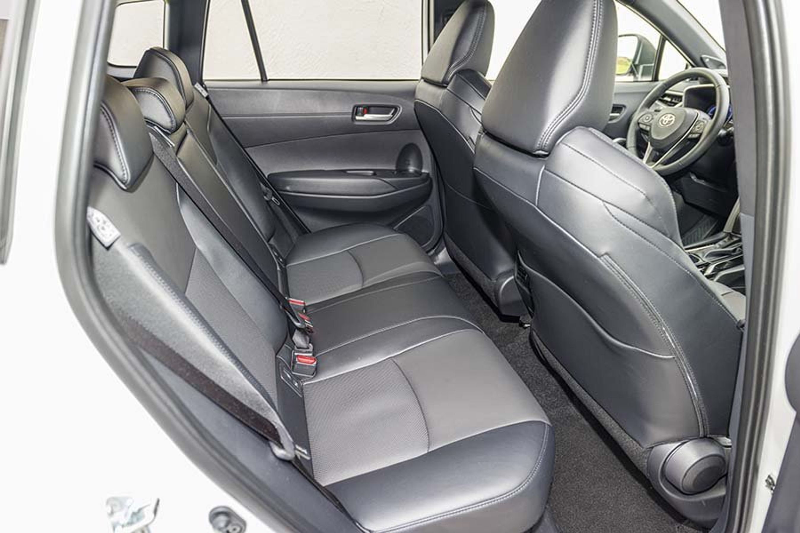 Bagsædepladsen er o.k. uden at være imponerende, når det gælder knæplads. Der en lille kardantunnel, men den ødelægger dog ikke midterpladsen, og bagsædepassagererne kan glæde sig over friskluftdyser og to usb-udtag. 