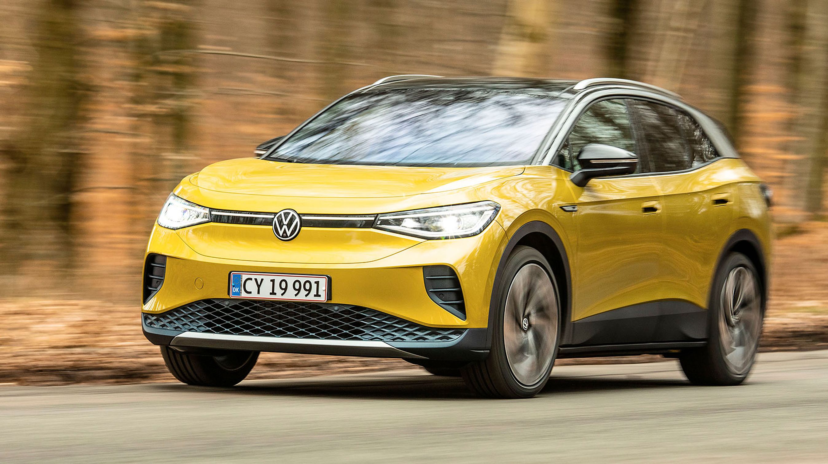 VW ID.4 har en sjov konstruktion med plastpaneler rundt om hjulkasserne og under dørene. Det giver bilen en opdeling med en sort nedre del og en karrosserifarvet øvre del. Dørrammer og vinduesstolper er altid i en kontrastfarve.