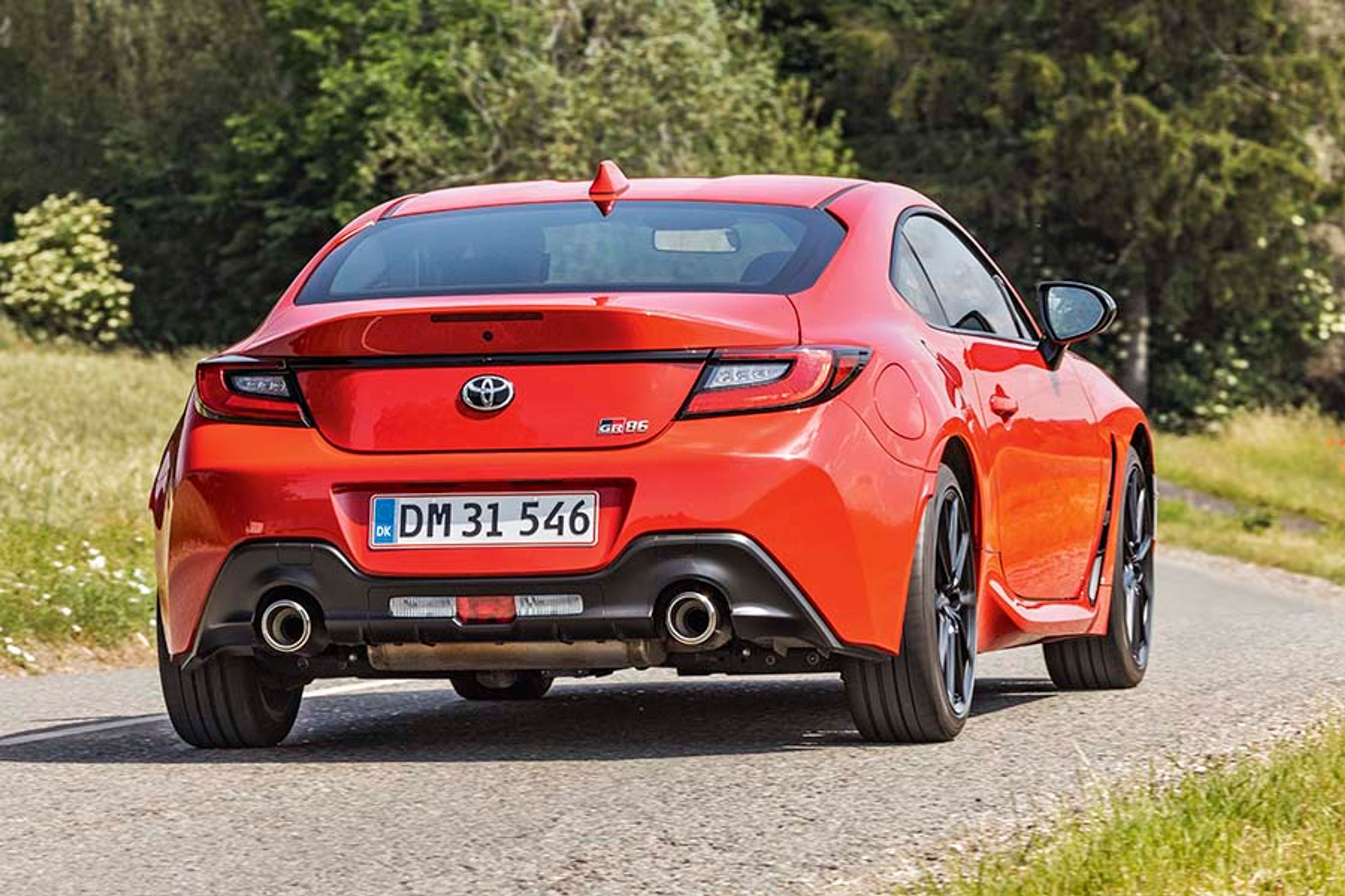 Rød Toyota GR86 set bagfra