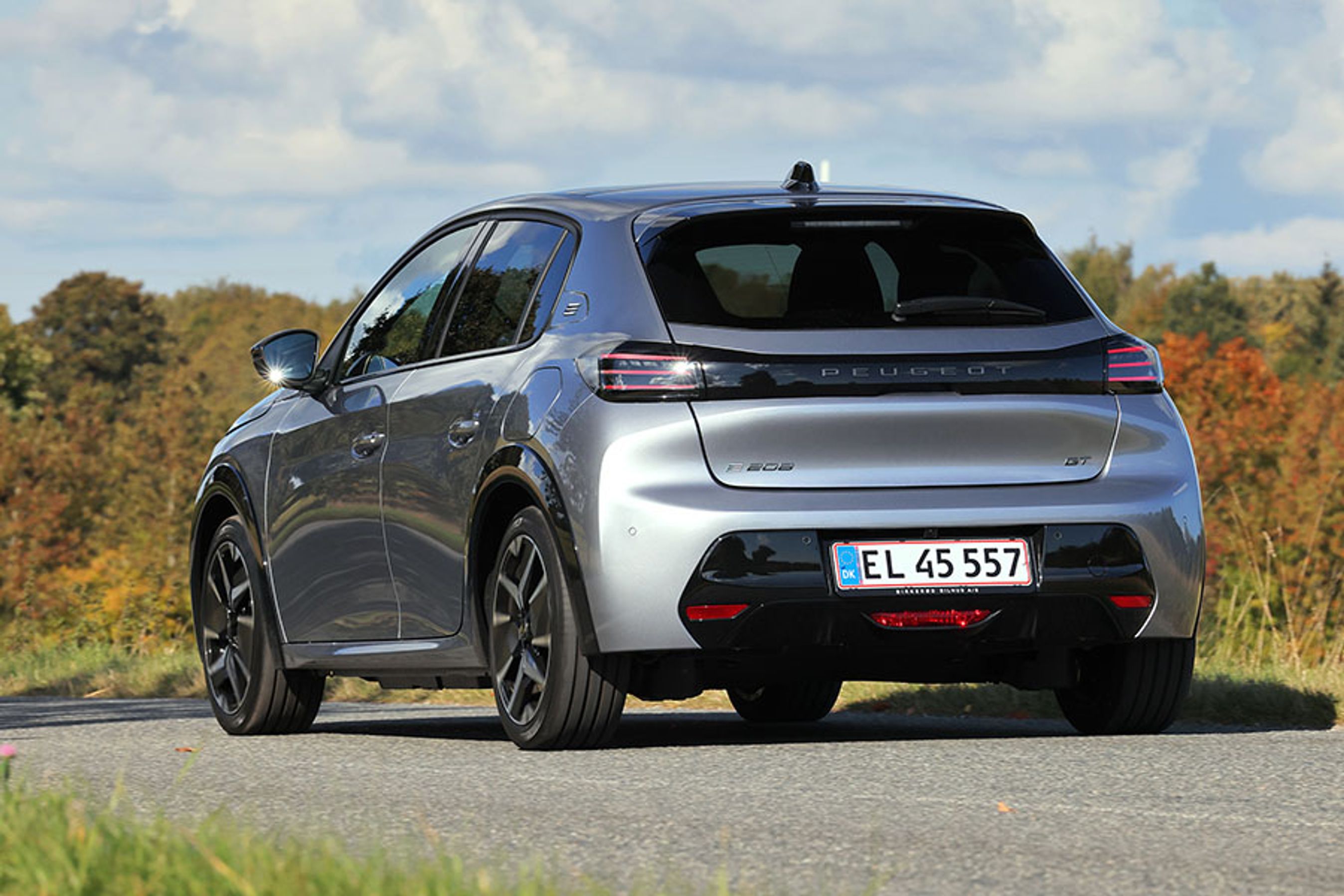 Peugeot E-208 set bagfra, mens den kører på en landevej