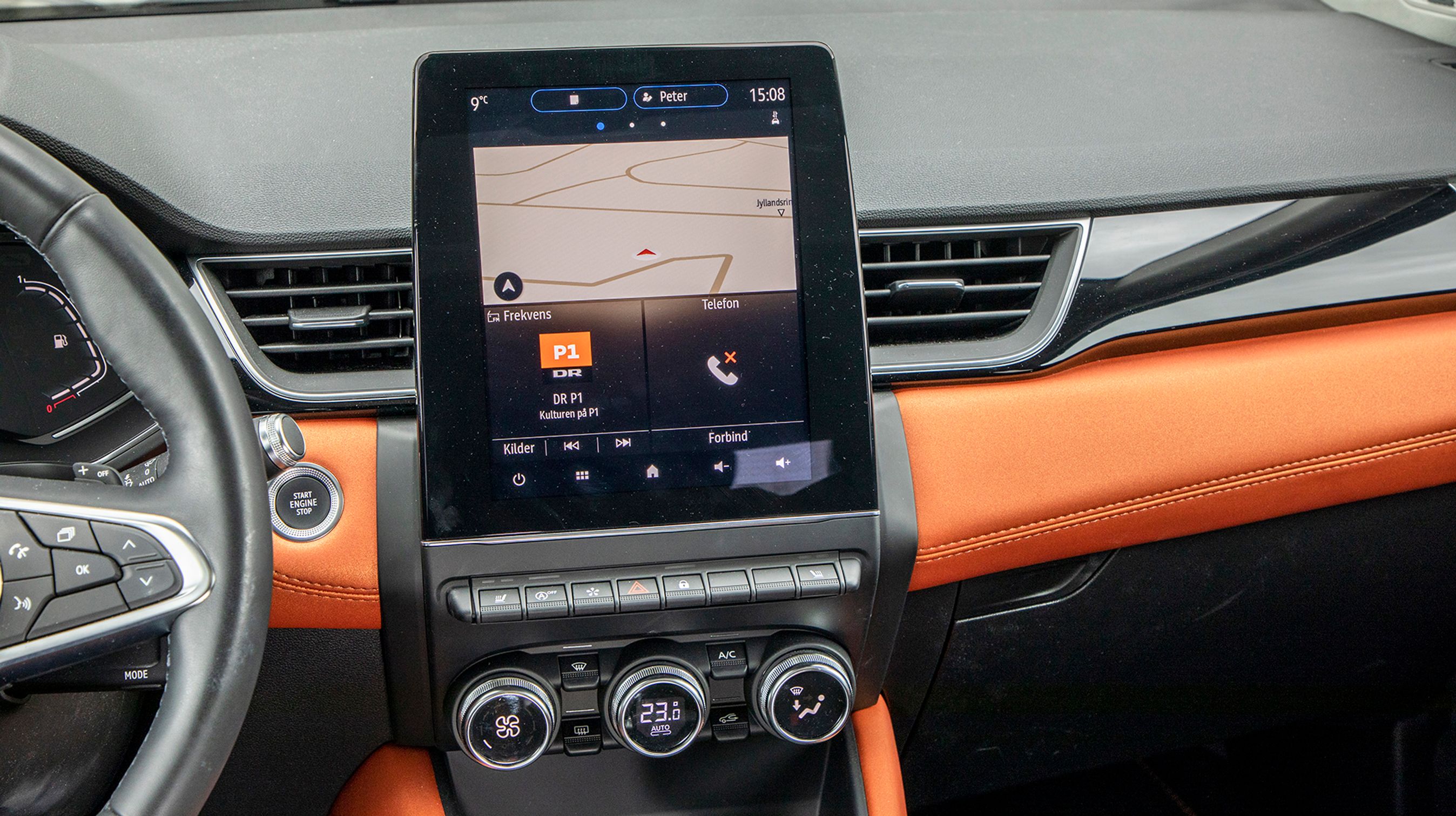 Den lodretstående skærm rummer bl.a. navigationsanlæg og Apple CarPlay.