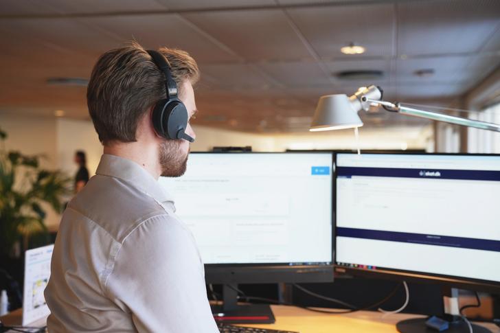 Medarbejder fra FDMs rådgivning arbejder på en computer og svarer på medlemshenvendelser.