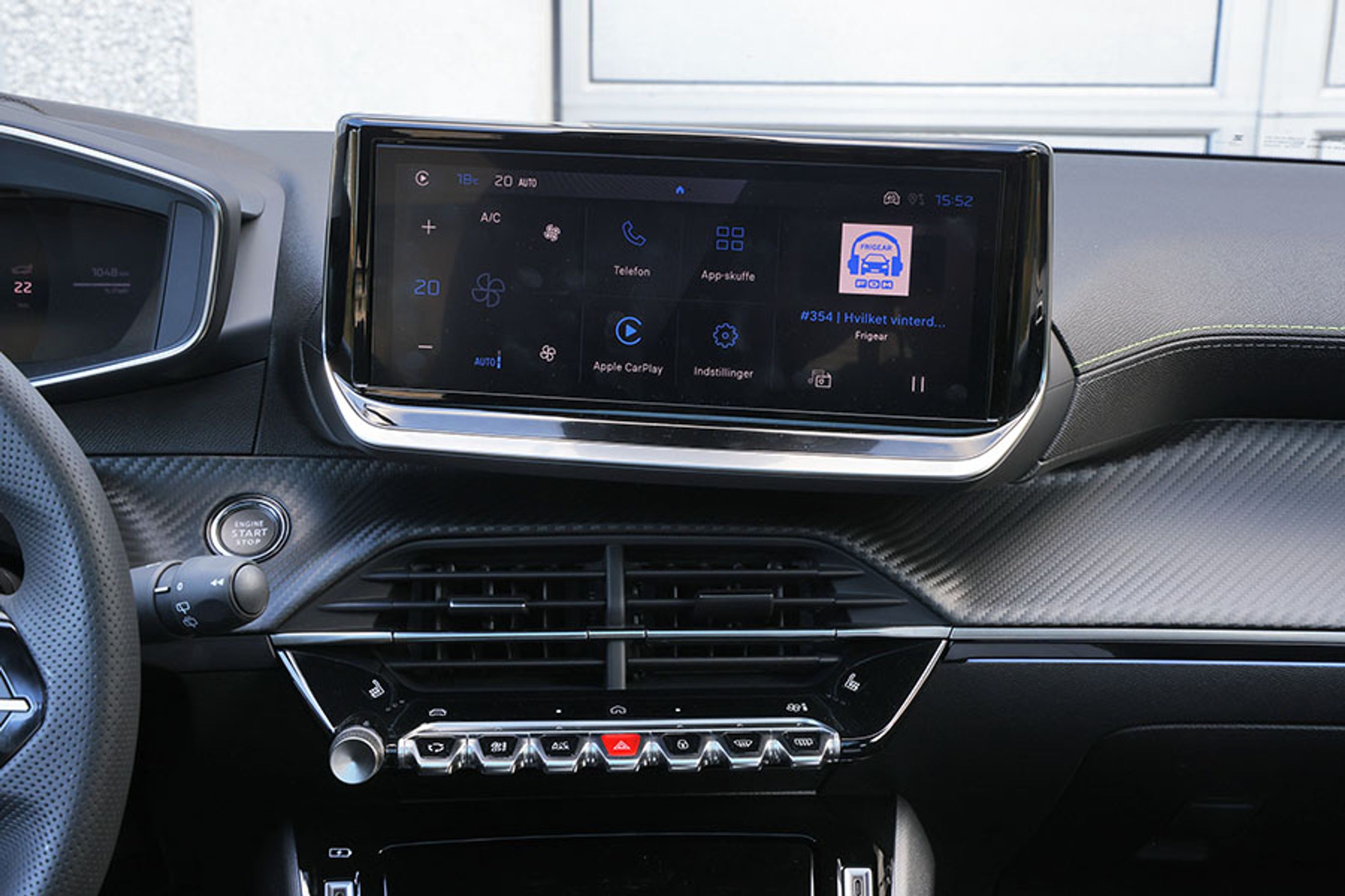 Trykskærmen er der, hvor man styrer klimaanlægget. Trådløs mobilopkobling til både Android Auto og Apple CarPlay er også standard. Det gør køreturen lidt mere moderne. 